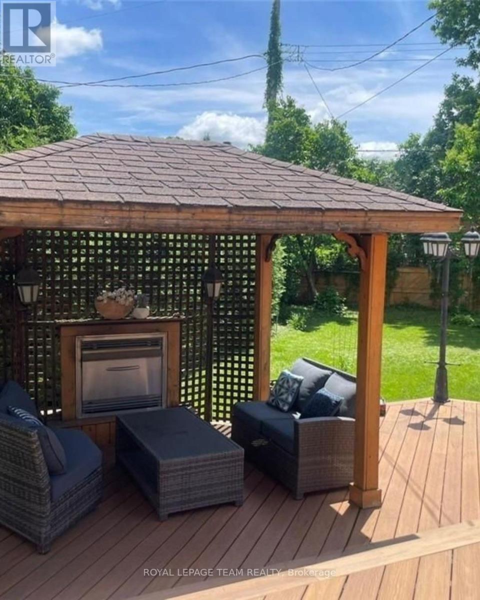 












304 MOUNTBATTEN AVENUE

,
Ottawa,




Ontario
K1H5W3


