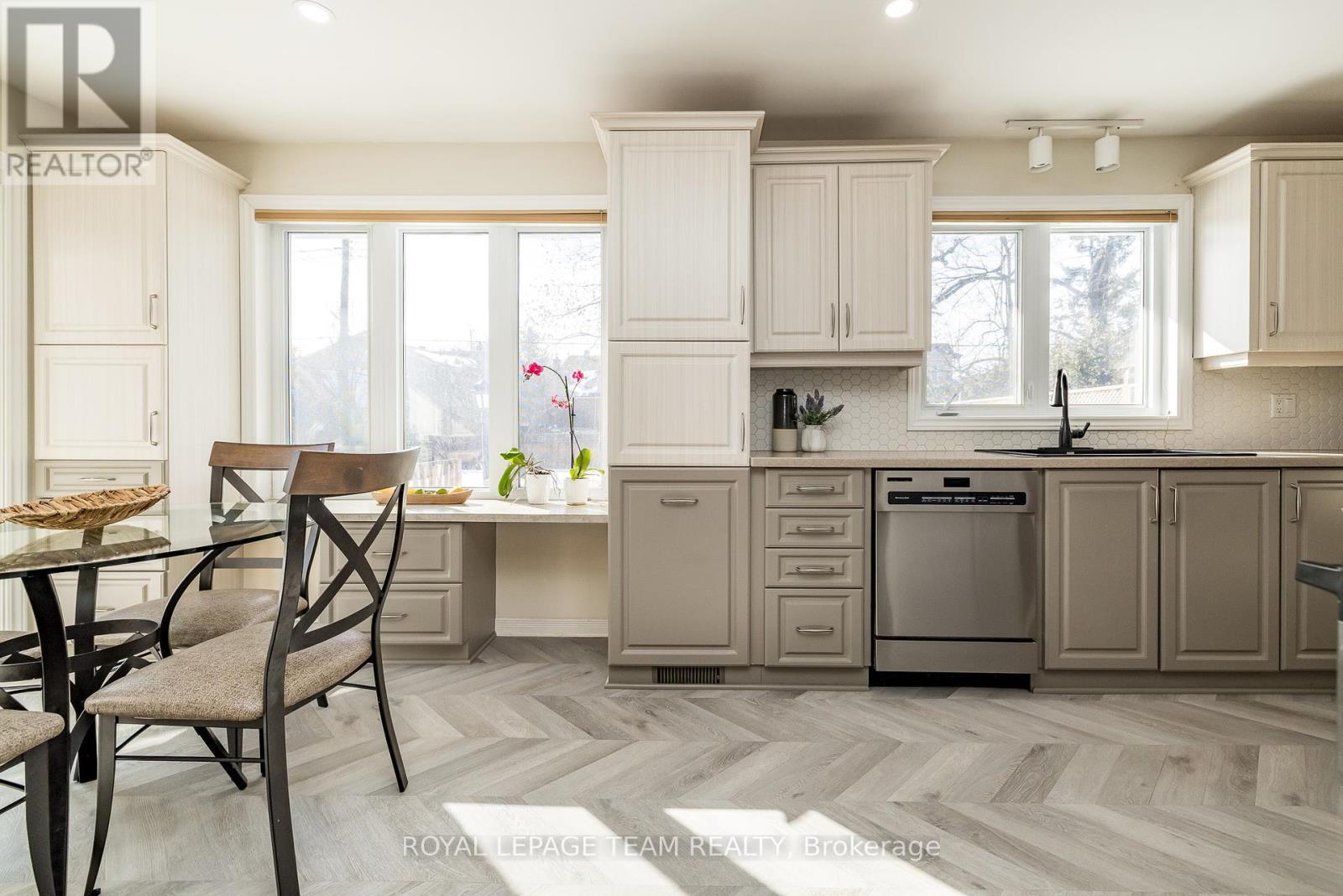 












304 MOUNTBATTEN AVENUE

,
Ottawa,




Ontario
K1H5W3

