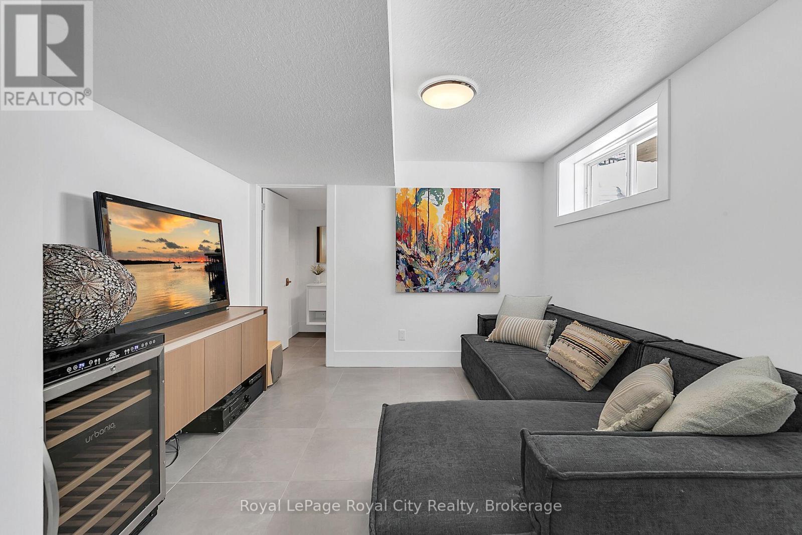 












303 GOSLING GARDENS

,
Guelph (Clairfields/Hanlon Business Park),




Ontario
N1L0M1

