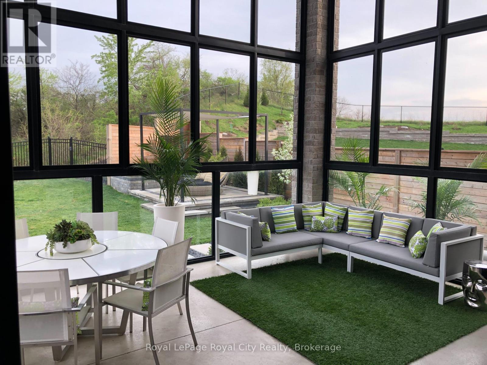 












303 GOSLING GARDENS

,
Guelph (Clairfields/Hanlon Business Park),




Ontario
N1L0M1

