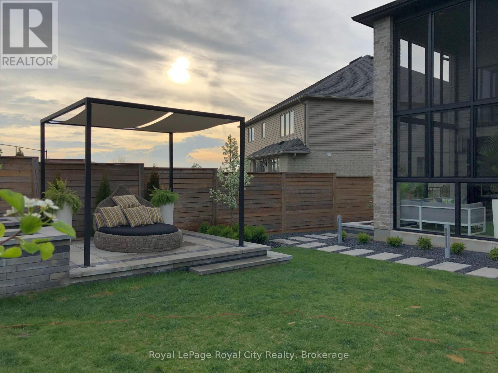 












303 GOSLING GARDENS

,
Guelph (Clairfields/Hanlon Business Park),




Ontario
N1L0M1

