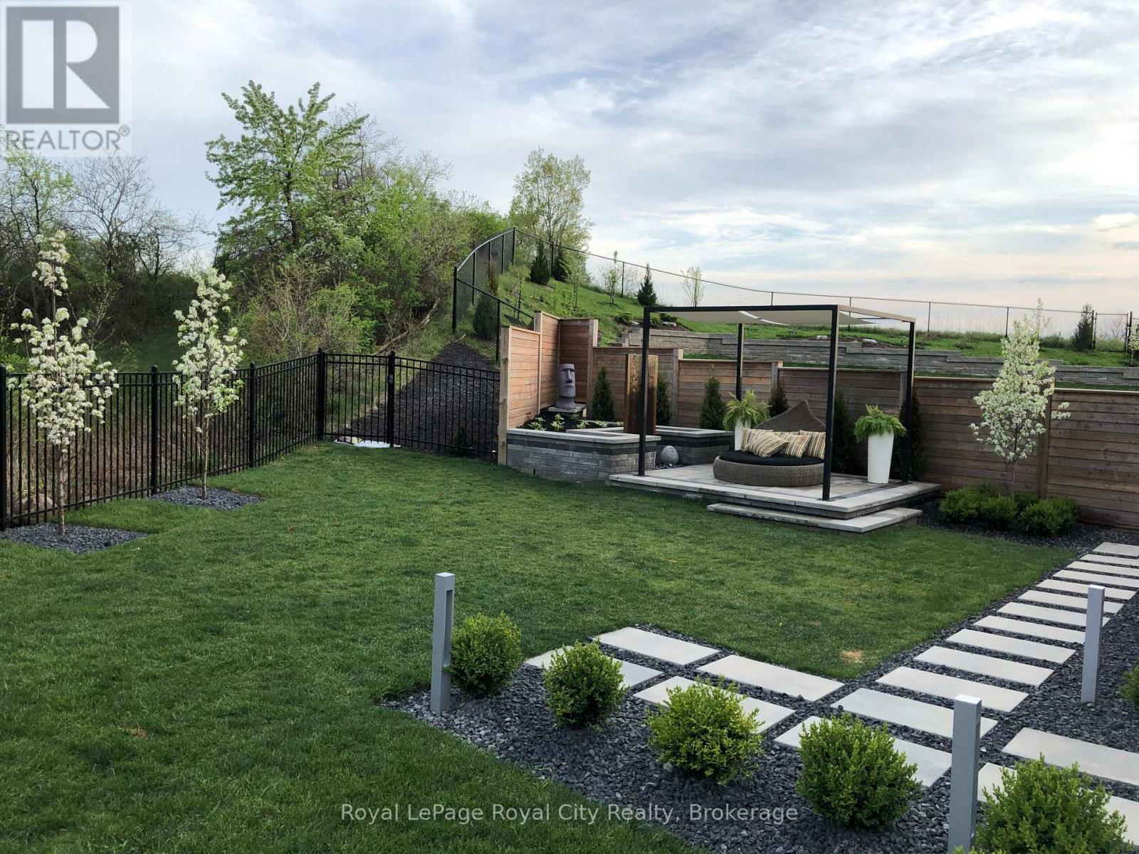












303 GOSLING GARDENS

,
Guelph (Clairfields/Hanlon Business Park),




Ontario
N1L0M1

