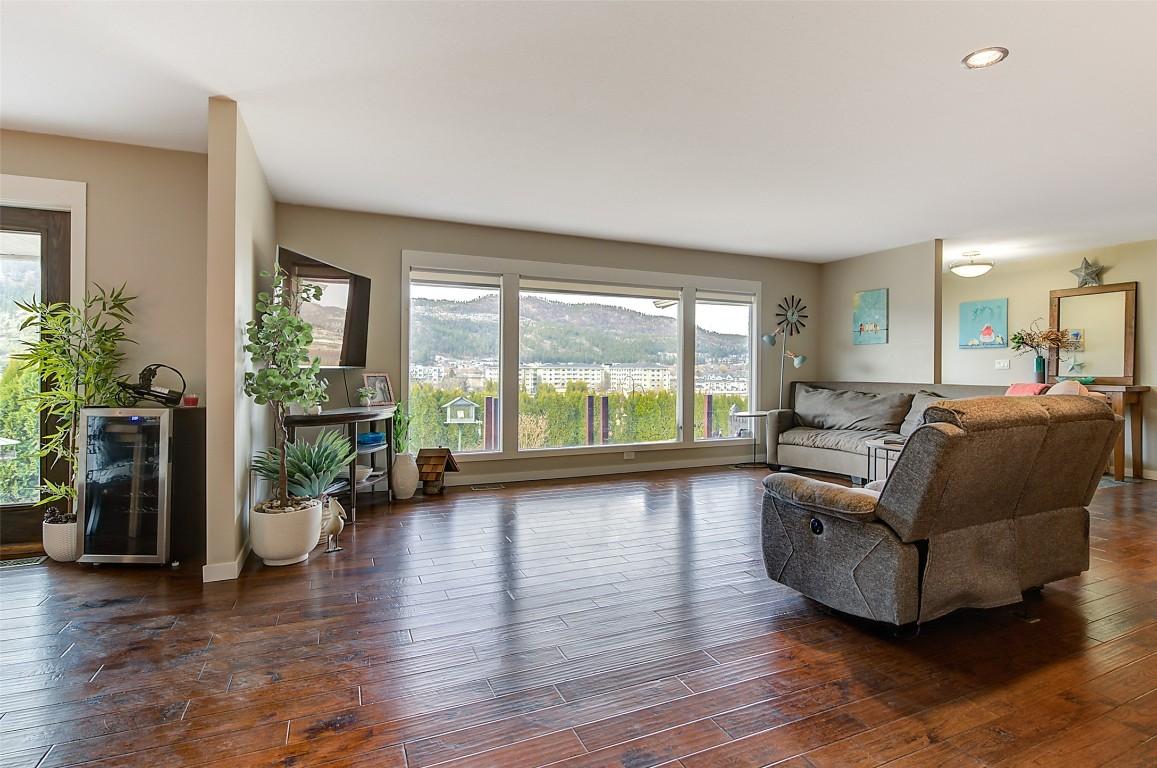 









371


Valley

Road, 1-3,
Kelowna,




BC
V1V 2E5

