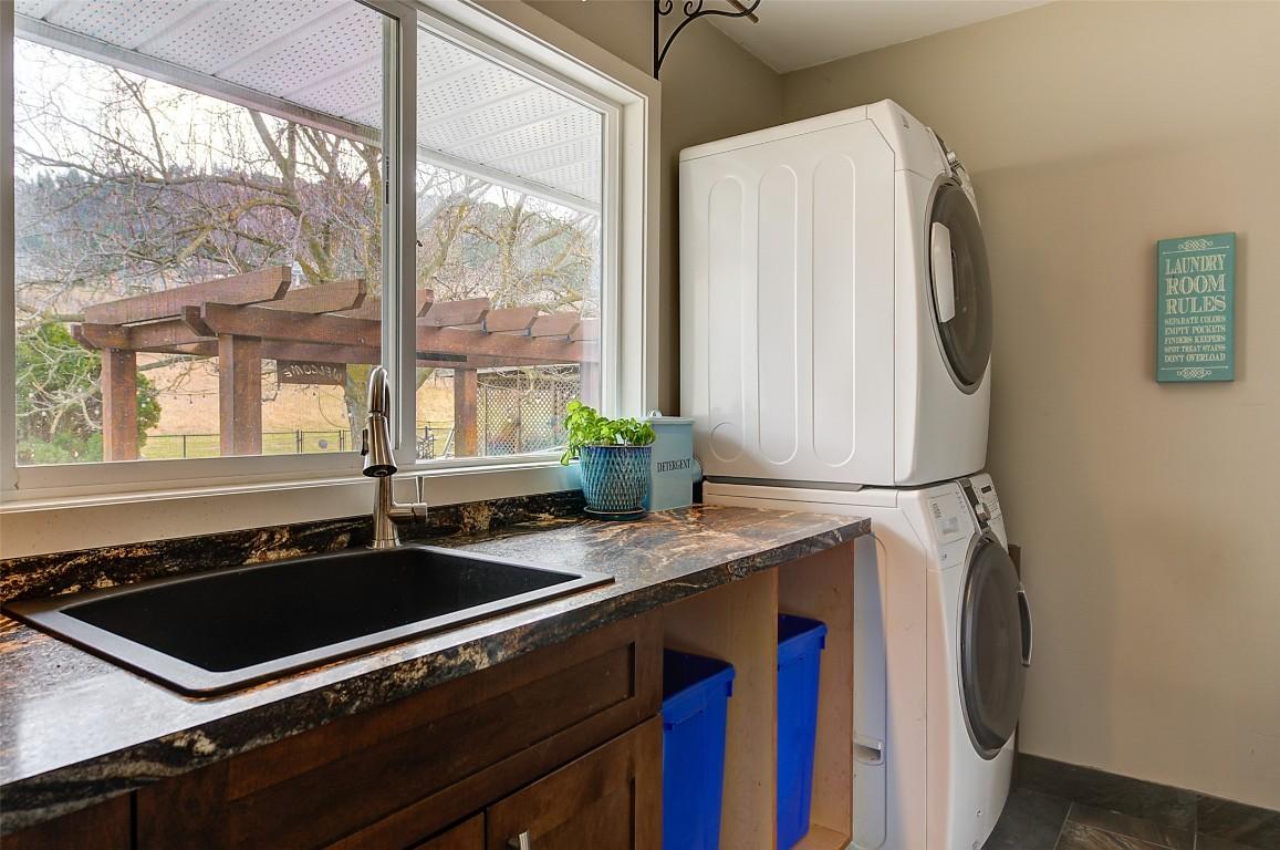 









371


Valley

Road, 1-3,
Kelowna,




BC
V1V 2E5

