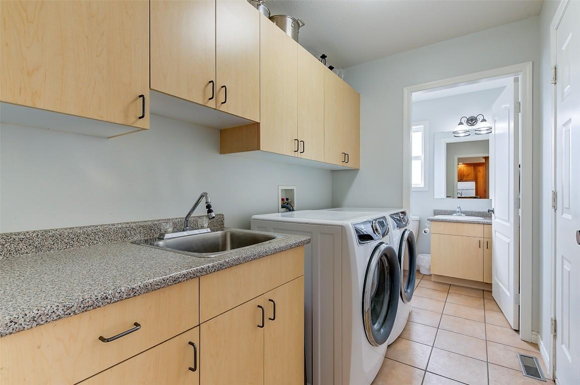 









371


Valley

Road, 1-3,
Kelowna,




BC
V1V 2E5

