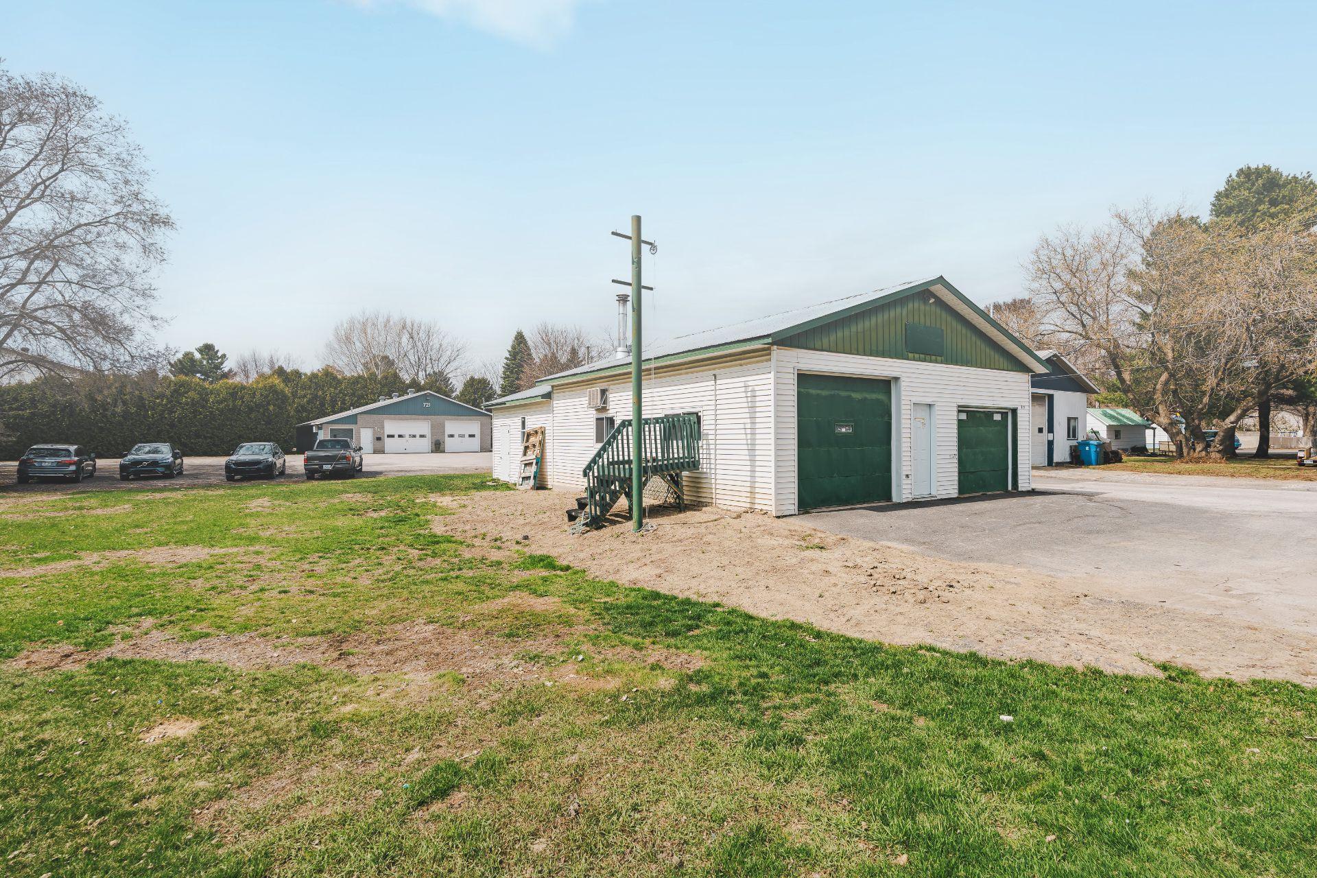 









721


Rue Notre-Dame

,
Lavaltrie,




QC
J5T1P7

