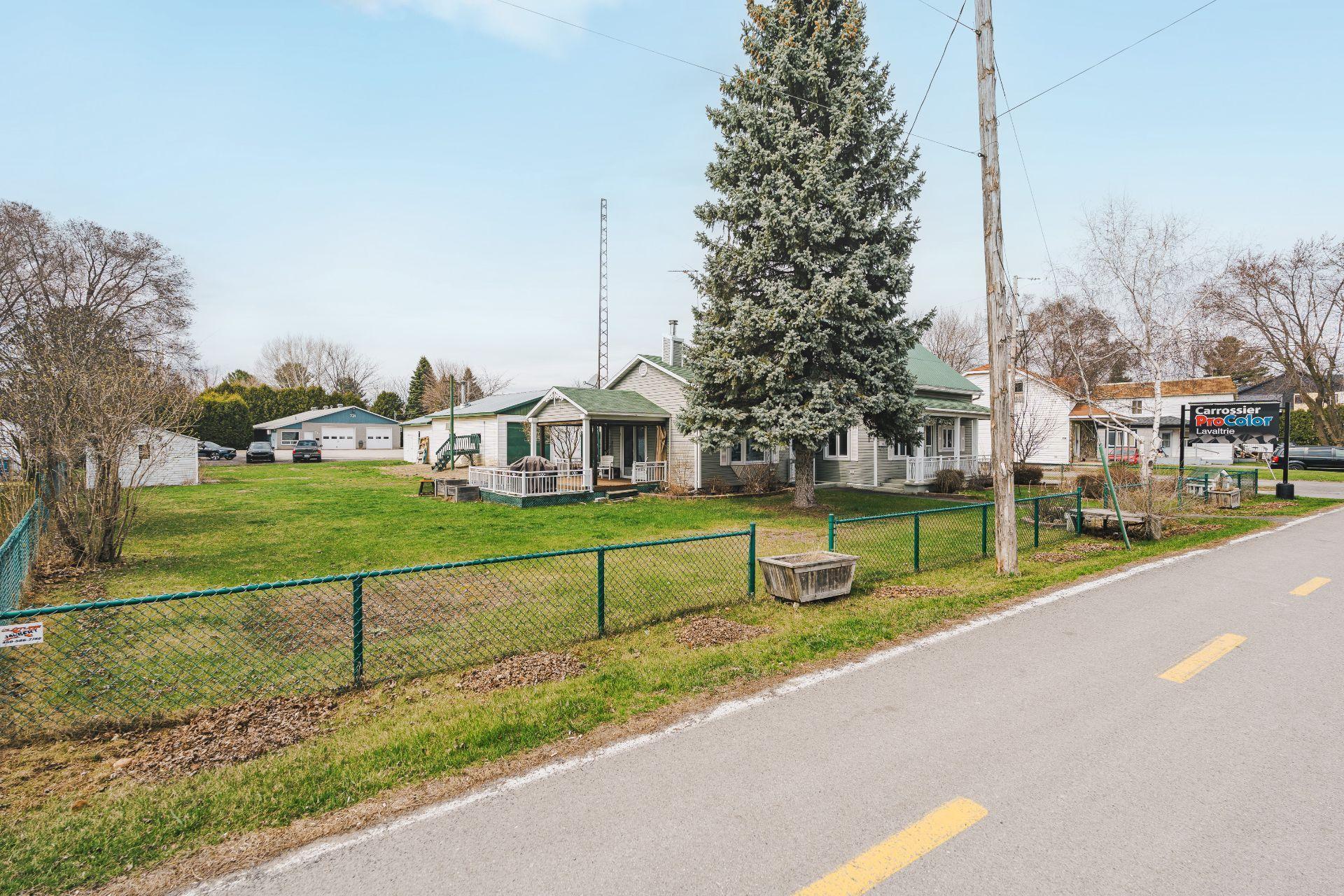 









721


Rue Notre-Dame

,
Lavaltrie,




QC
J5T1P7

