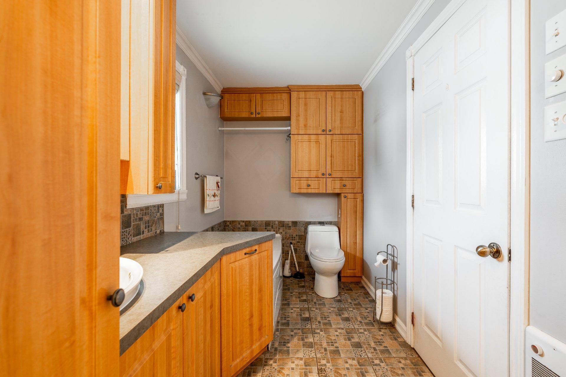 









721


Rue Notre-Dame

,
Lavaltrie,




QC
J5T1P7

