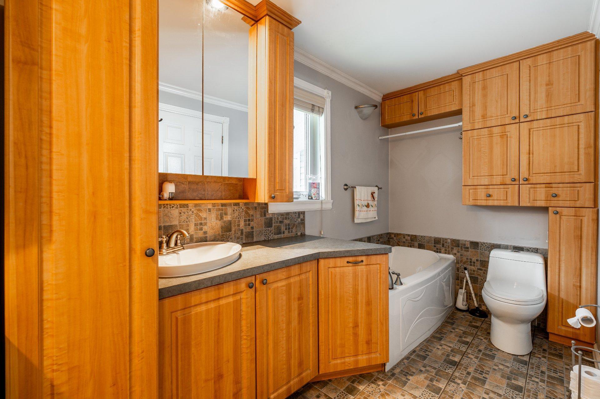 









721


Rue Notre-Dame

,
Lavaltrie,




QC
J5T1P7

