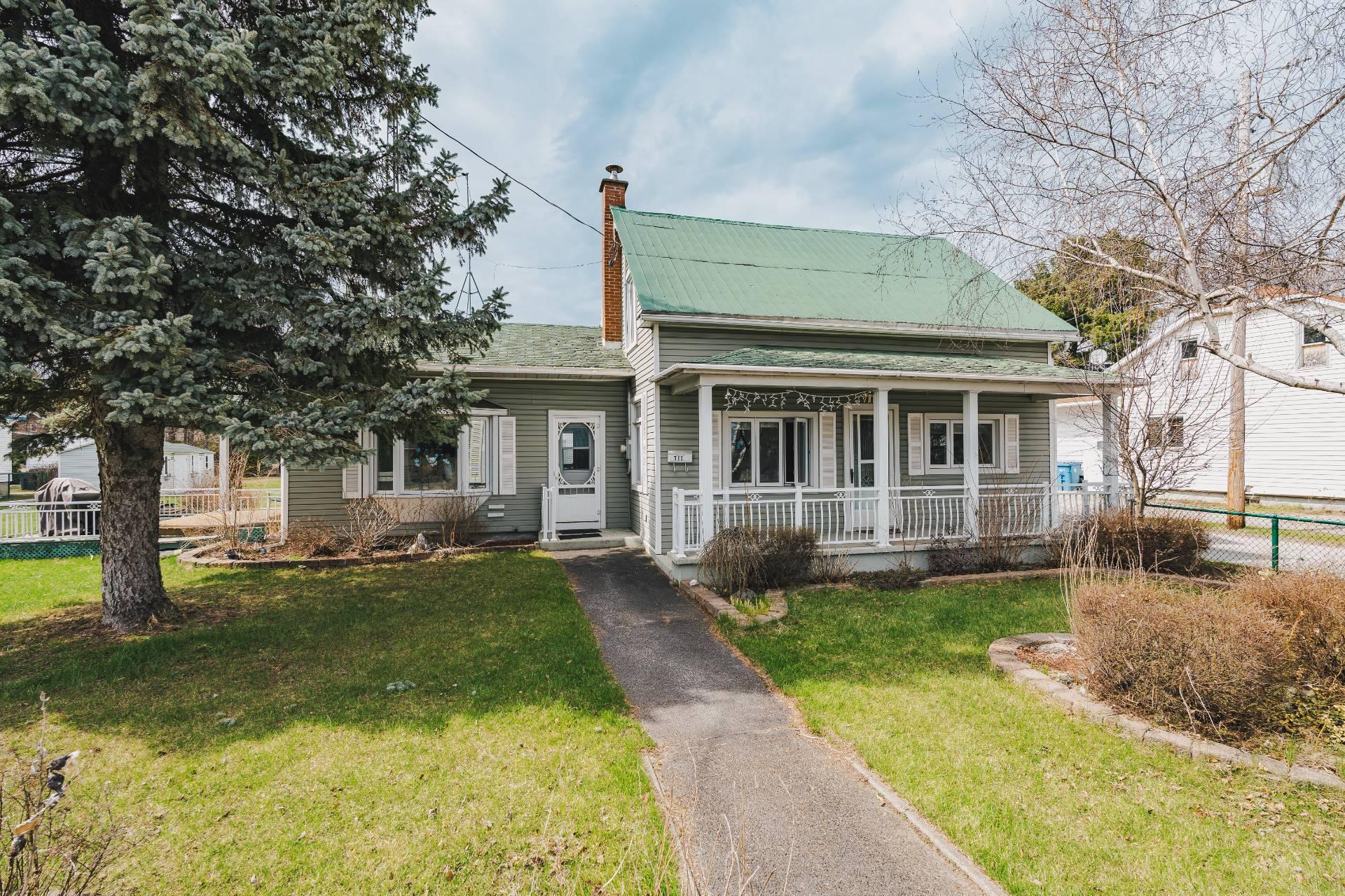 









721


Rue Notre-Dame

,
Lavaltrie,




QC
J5T1P7

