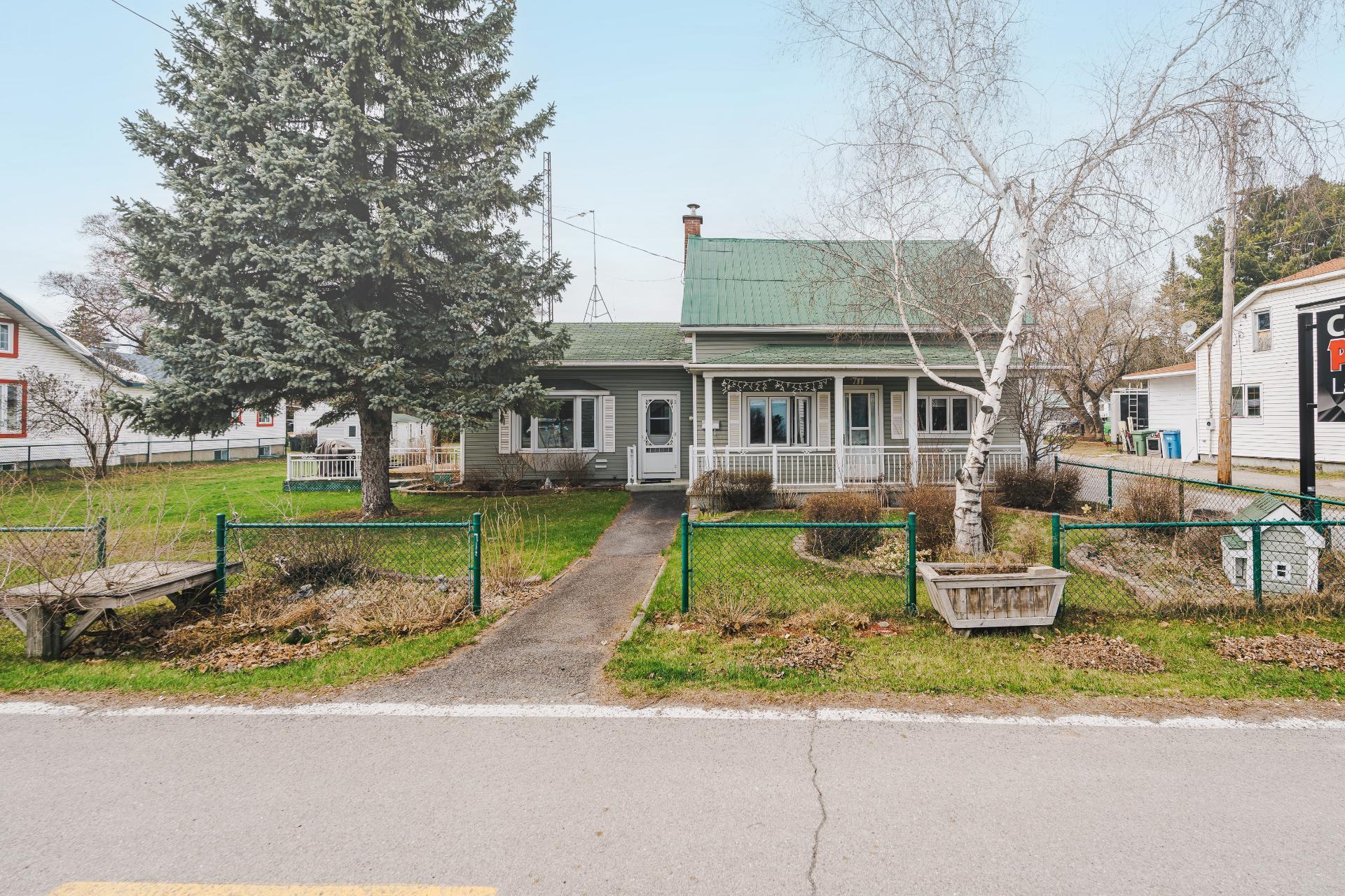 









721


Rue Notre-Dame

,
Lavaltrie,




QC
J5T1P7

