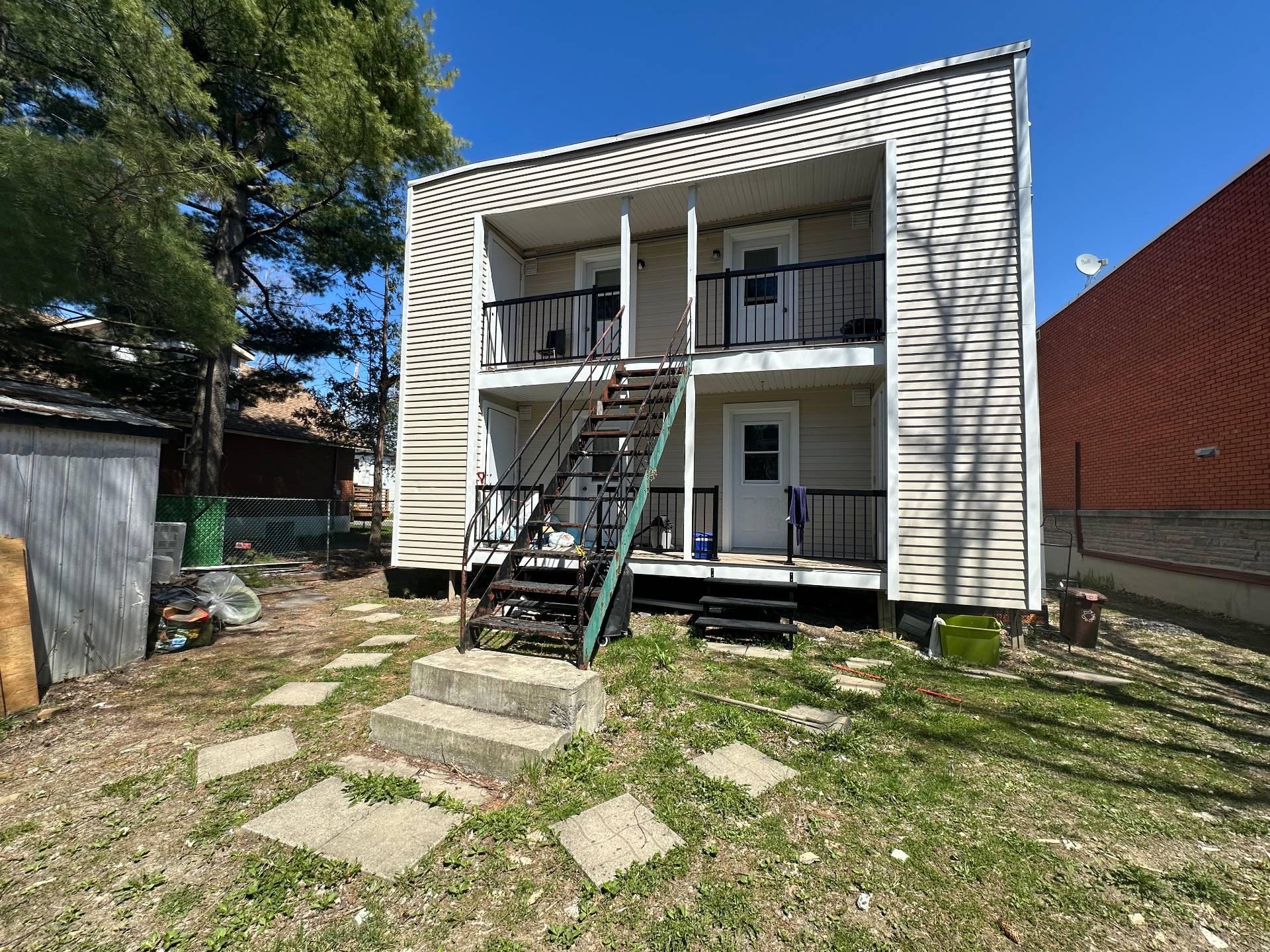 









988

 - 994


Rue St-Georges (Longueuil)

,
Longueuil (Le Vieux-Longueuil),




QC
J4K3Z3

