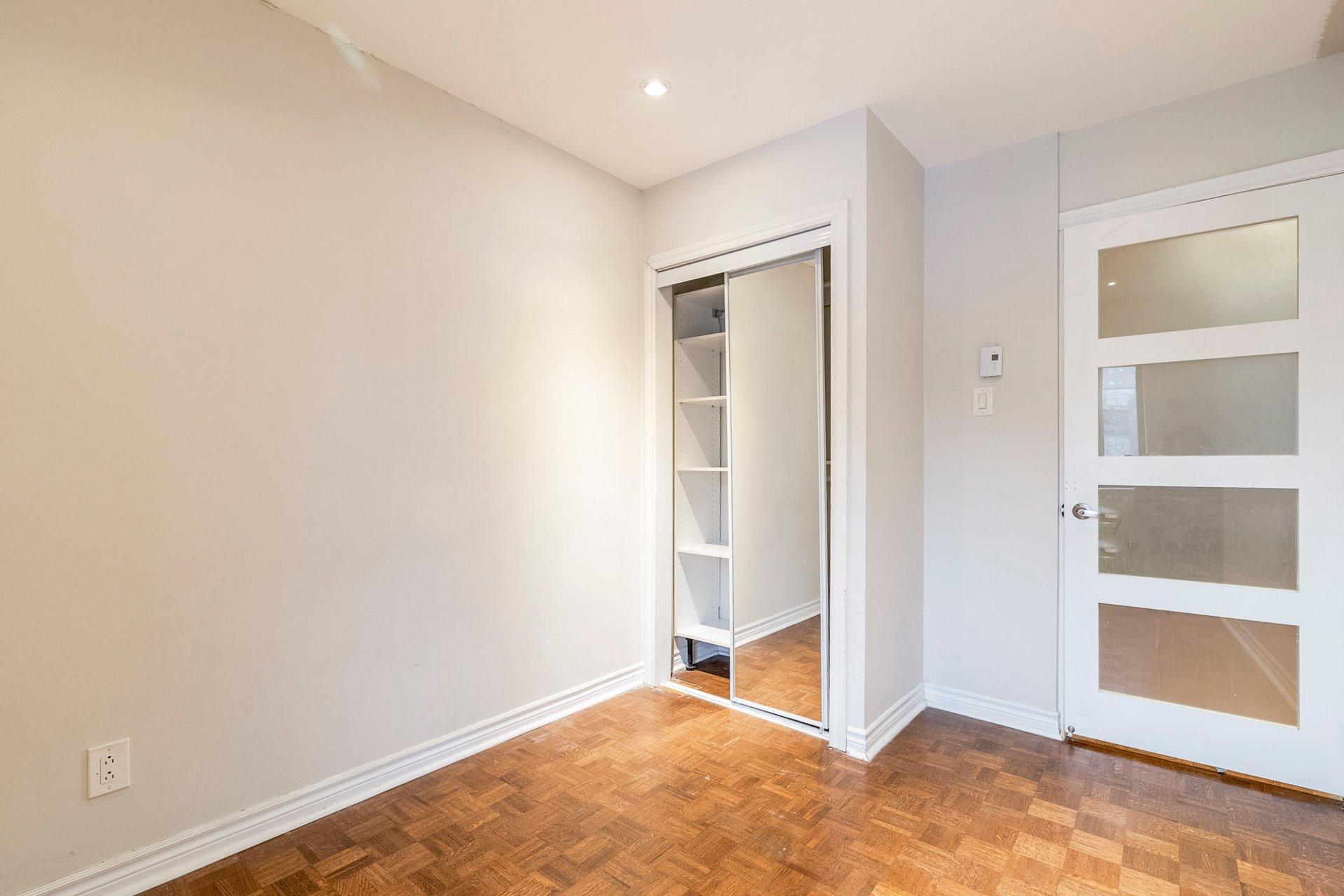 









3550


Rue St-Dominique

,
Montréal (Le Plateau-Mont-Royal),




QC
H2X2X4

