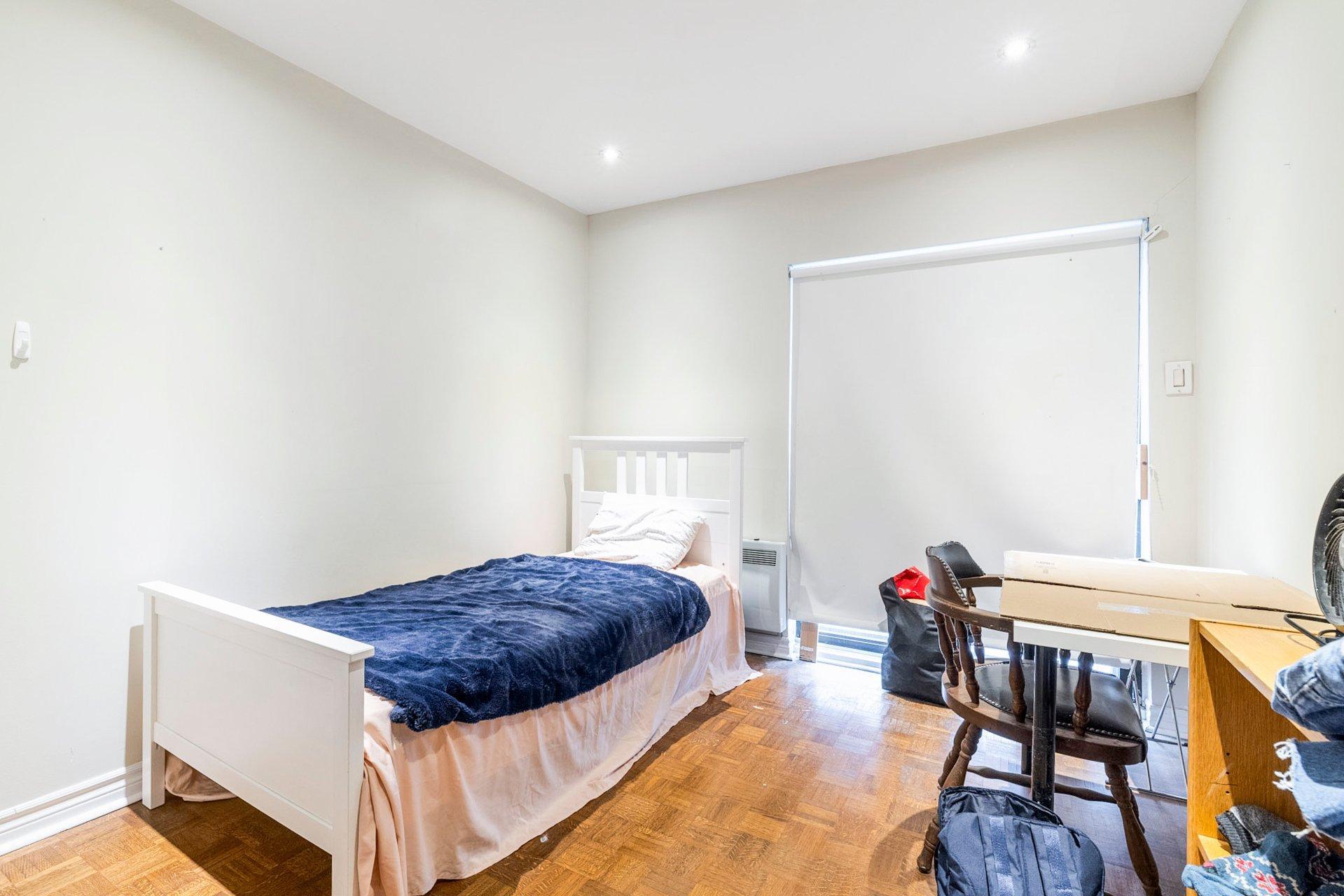 









3550


Rue St-Dominique

,
Montréal (Le Plateau-Mont-Royal),




QC
H2X2X4

