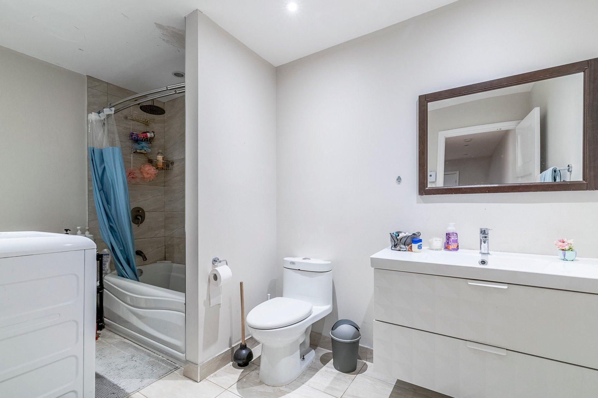 









3550


Rue St-Dominique

,
Montréal (Le Plateau-Mont-Royal),




QC
H2X2X4

