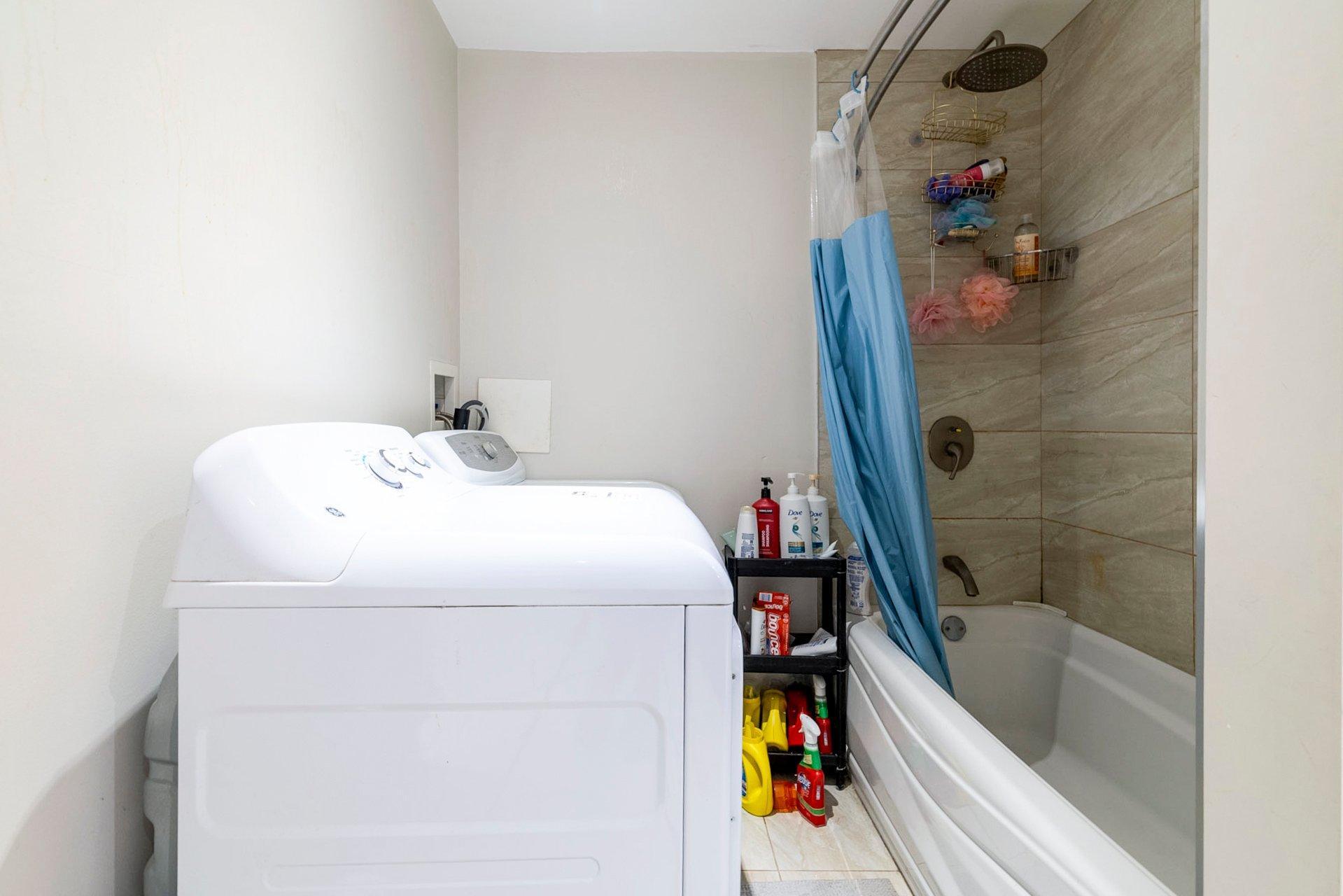 









3550


Rue St-Dominique

,
Montréal (Le Plateau-Mont-Royal),




QC
H2X2X4

