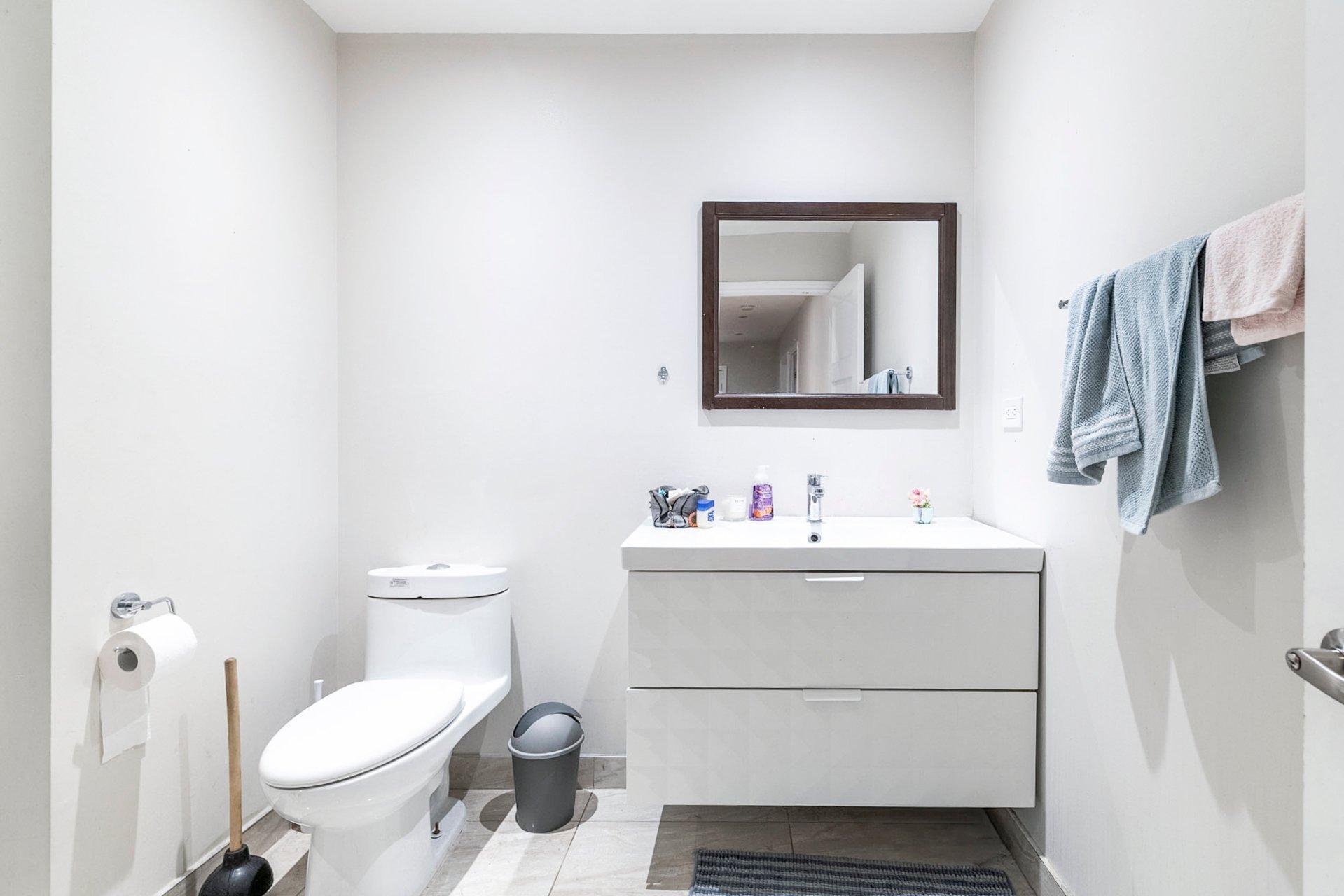 









3550


Rue St-Dominique

,
Montréal (Le Plateau-Mont-Royal),




QC
H2X2X4

