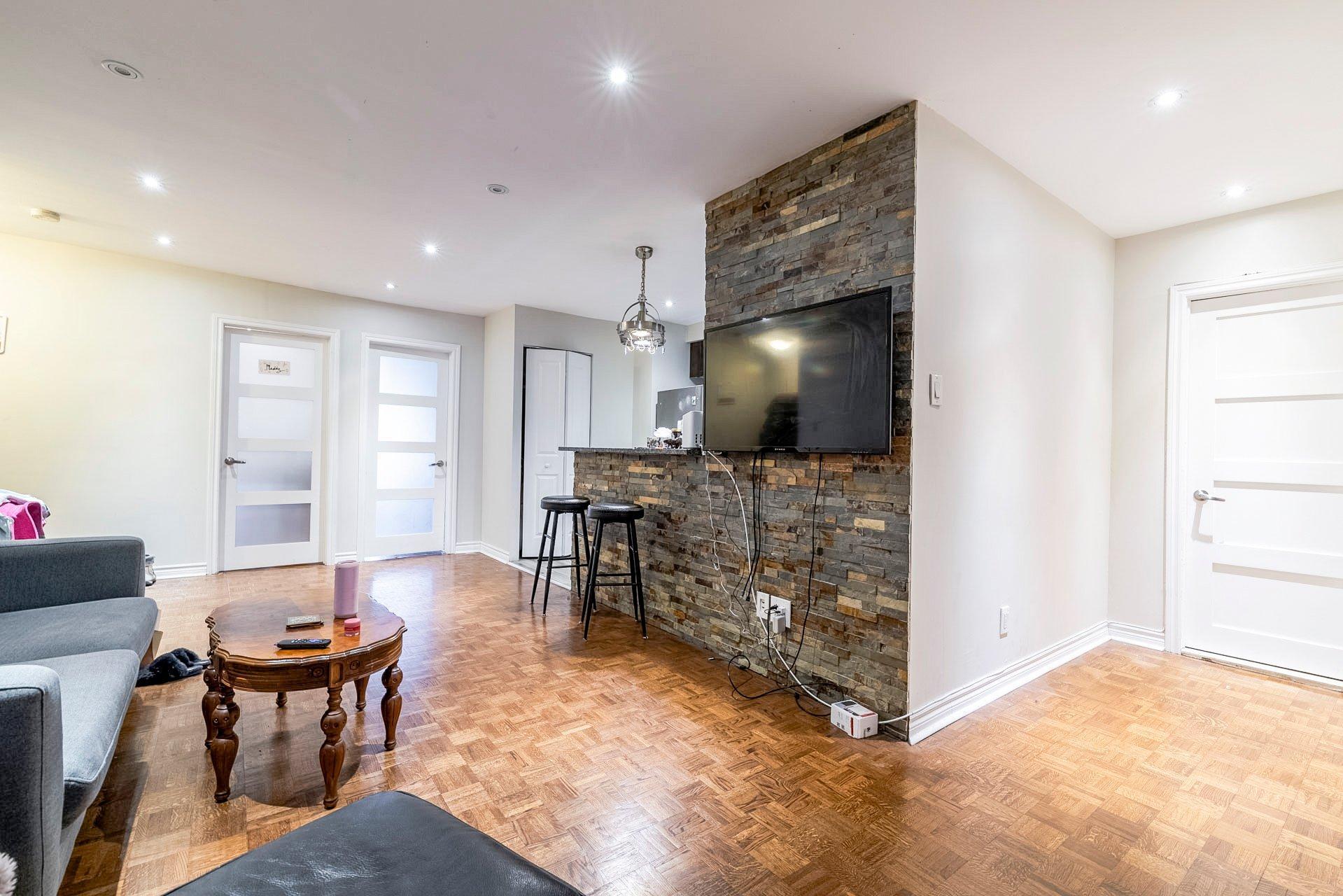









3550


Rue St-Dominique

,
Montréal (Le Plateau-Mont-Royal),




QC
H2X2X4

