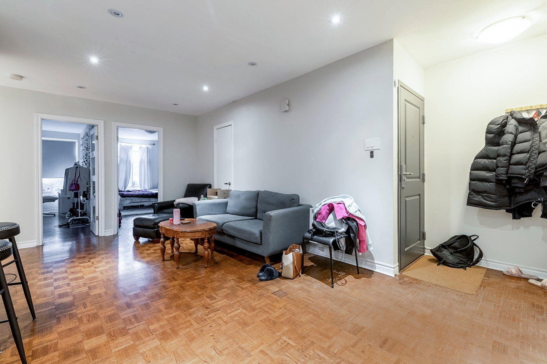 









3550


Rue St-Dominique

,
Montréal (Le Plateau-Mont-Royal),




QC
H2X2X4

