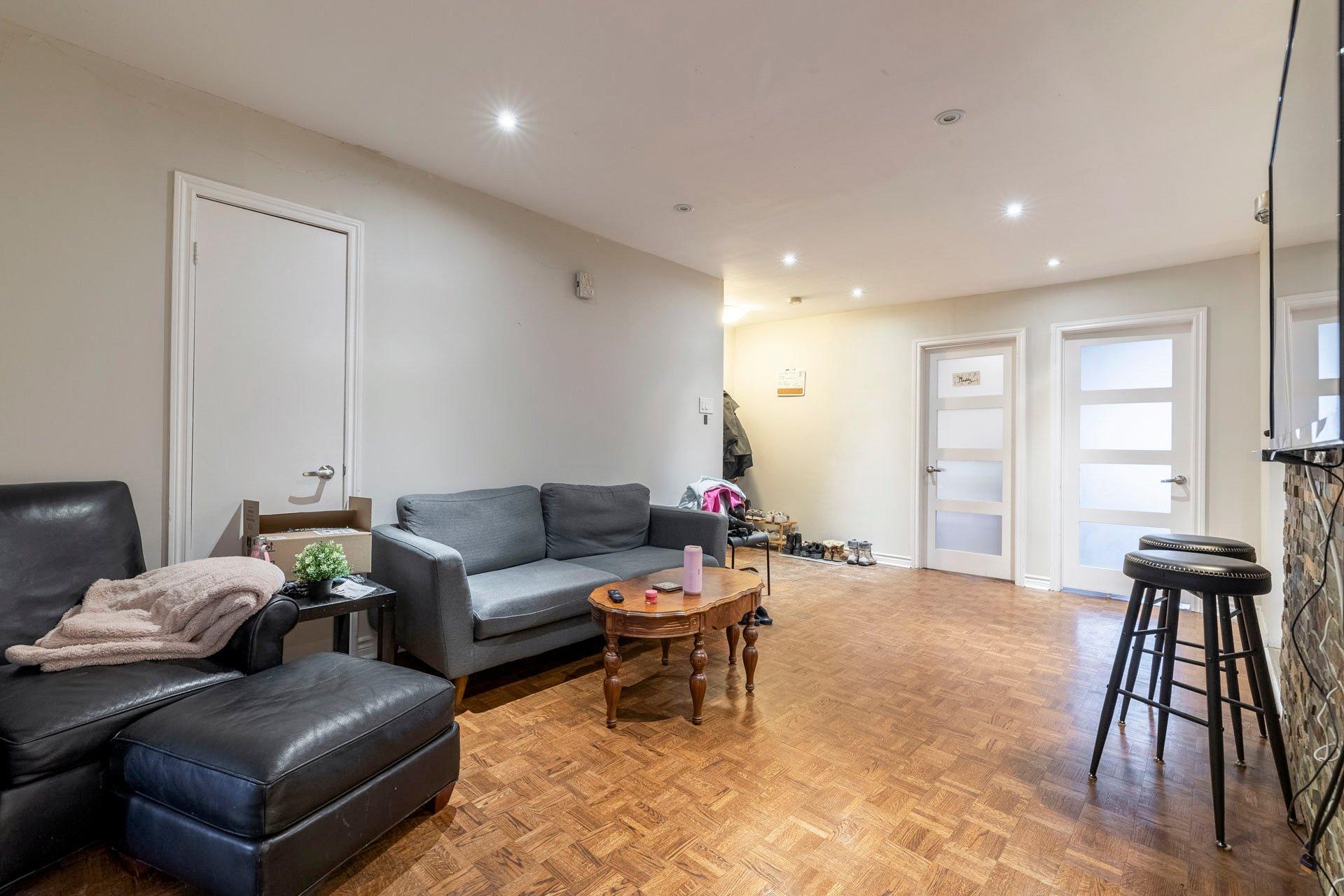 









3550


Rue St-Dominique

,
Montréal (Le Plateau-Mont-Royal),




QC
H2X2X4

