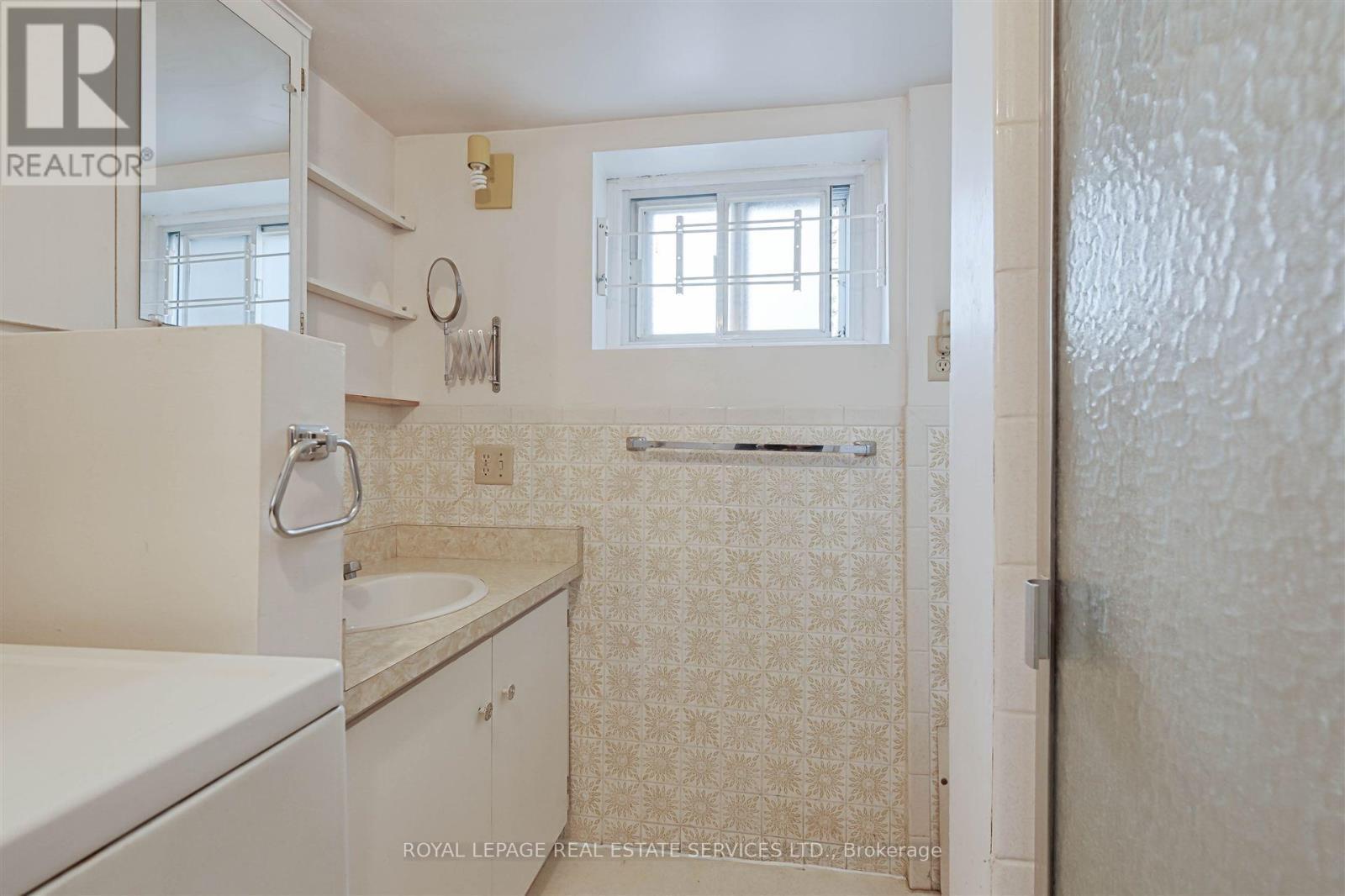 












45 GREEN LANES

,
Toronto,




Ontario
M8Z4V8

