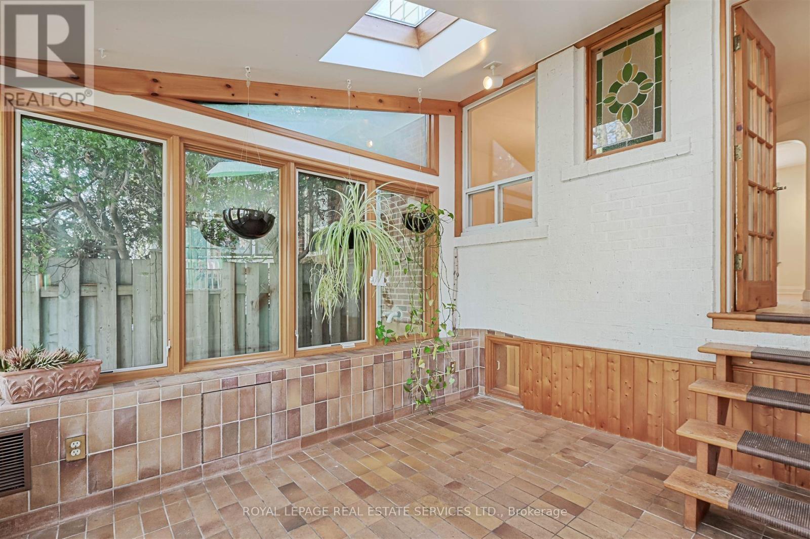 












45 GREEN LANES

,
Toronto,




Ontario
M8Z4V8

