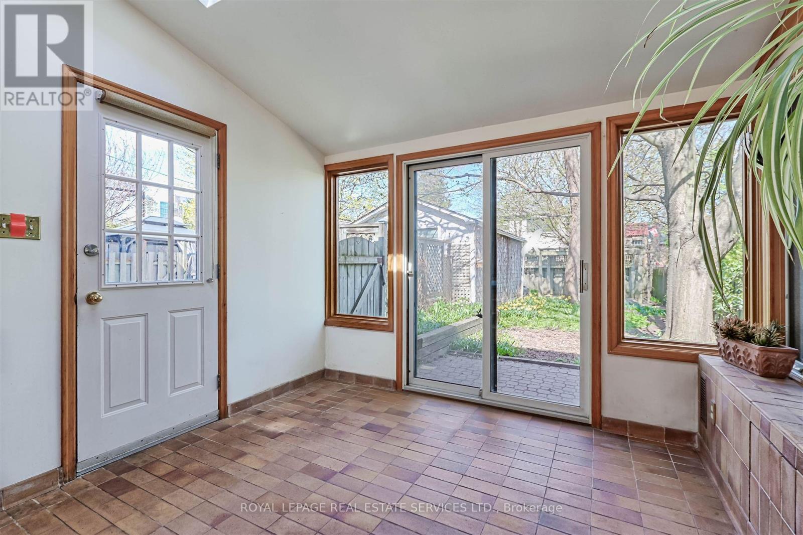 












45 GREEN LANES

,
Toronto,




Ontario
M8Z4V8

