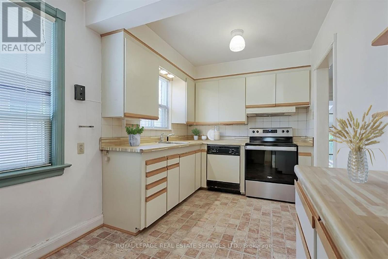 












45 GREEN LANES

,
Toronto,




Ontario
M8Z4V8

