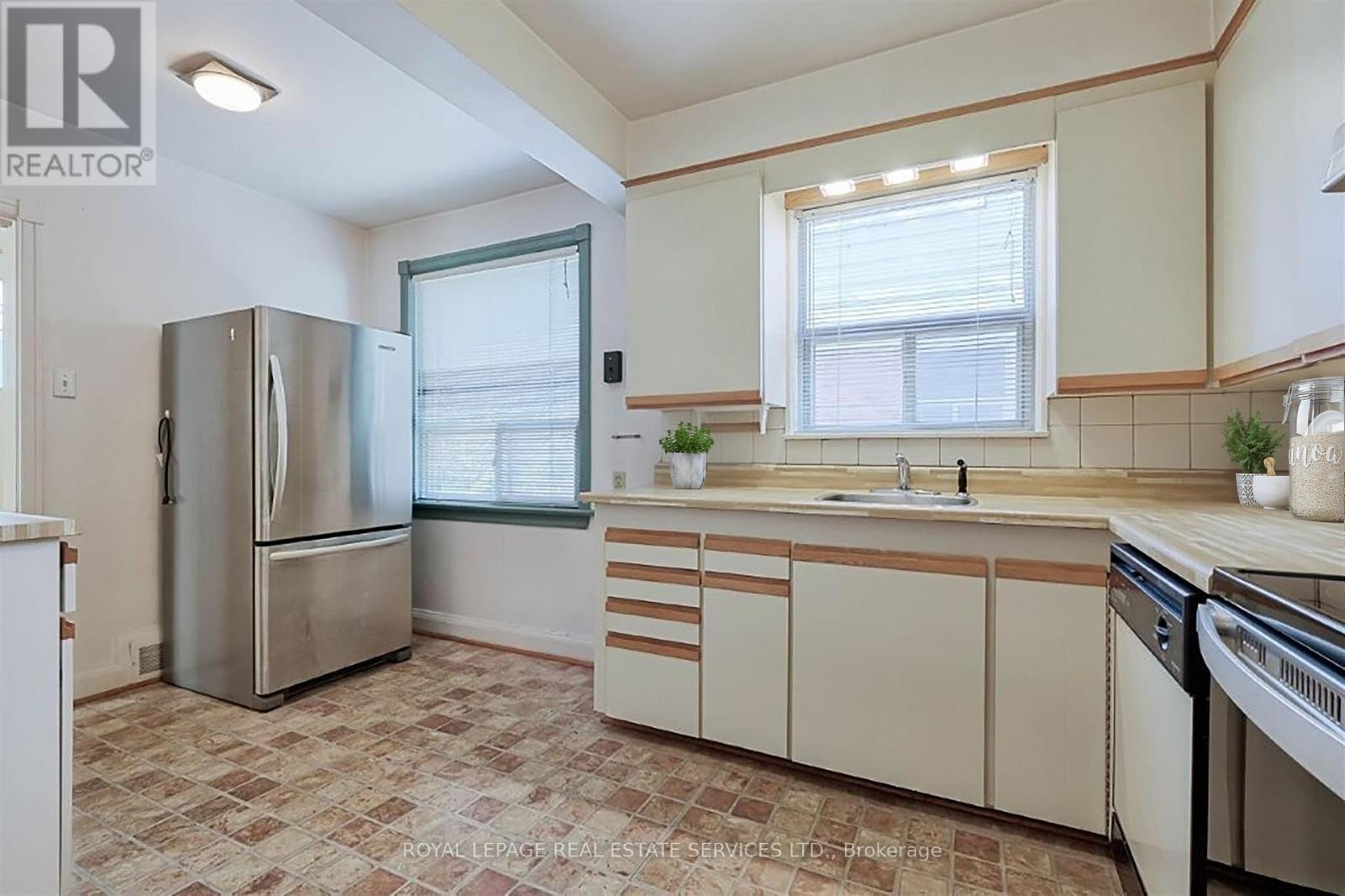 












45 GREEN LANES

,
Toronto,




Ontario
M8Z4V8

