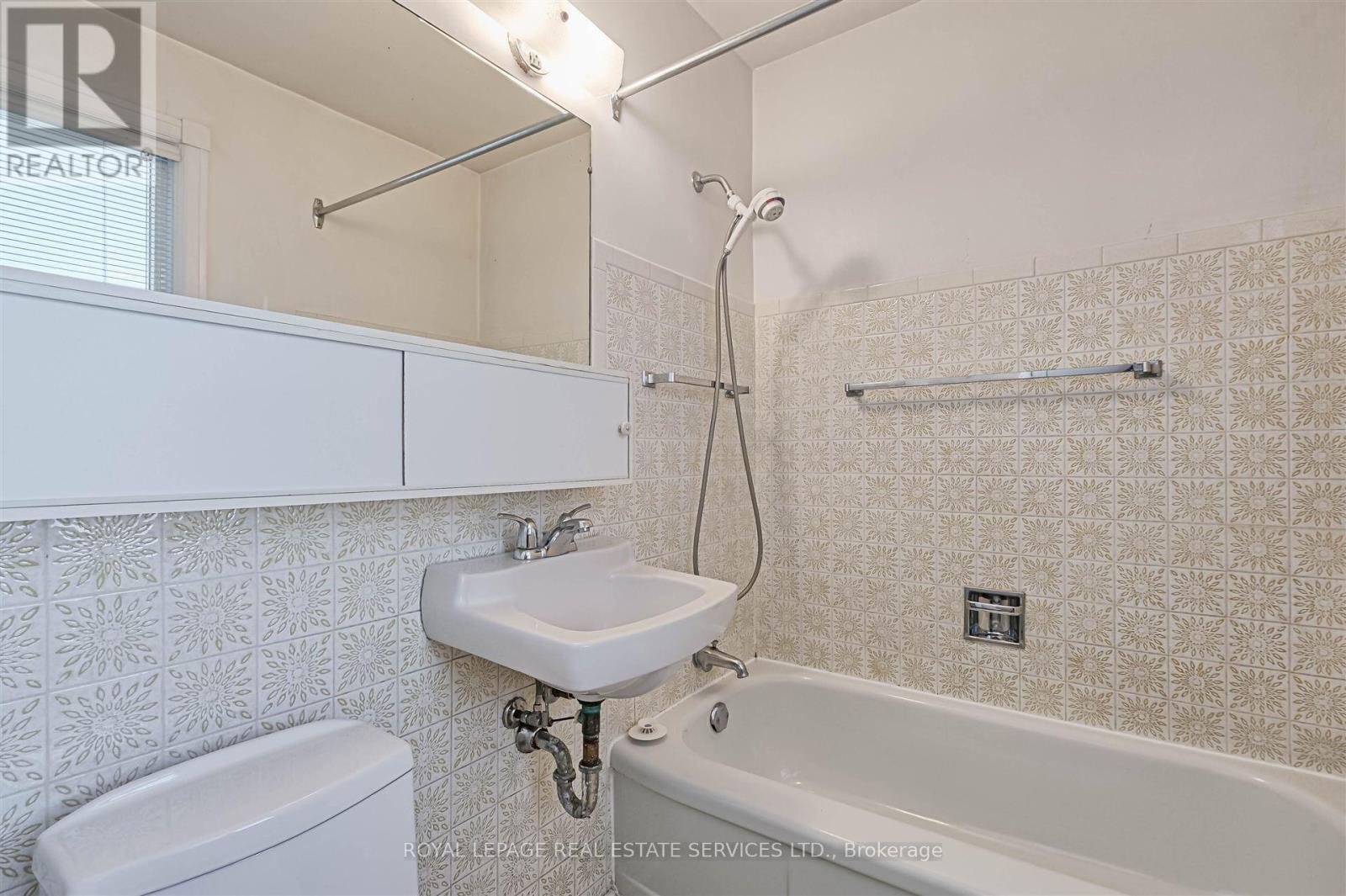 












45 GREEN LANES

,
Toronto,




Ontario
M8Z4V8

