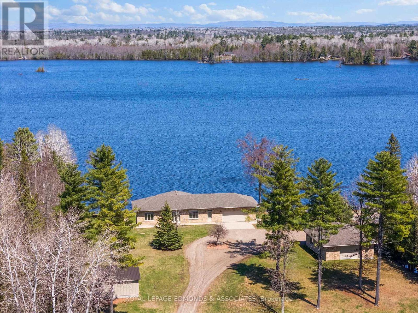












393 HAZLEY BAY DRIVE

,
Laurentian Valley,




Ontario
K8A6W2

