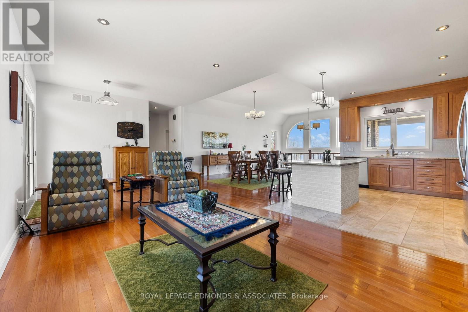 












393 HAZLEY BAY DRIVE

,
Laurentian Valley,




Ontario
K8A6W2

