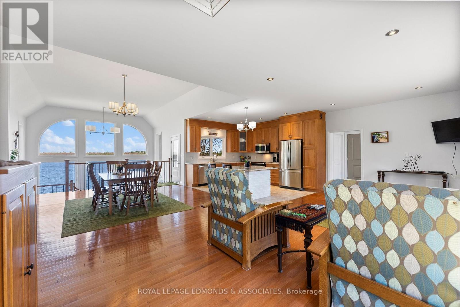 












393 HAZLEY BAY DRIVE

,
Laurentian Valley,




Ontario
K8A6W2

