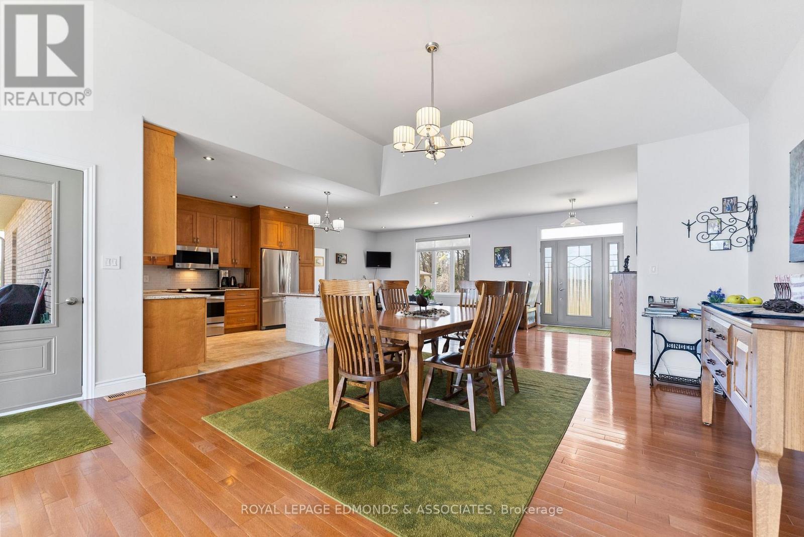 












393 HAZLEY BAY DRIVE

,
Laurentian Valley,




Ontario
K8A6W2

