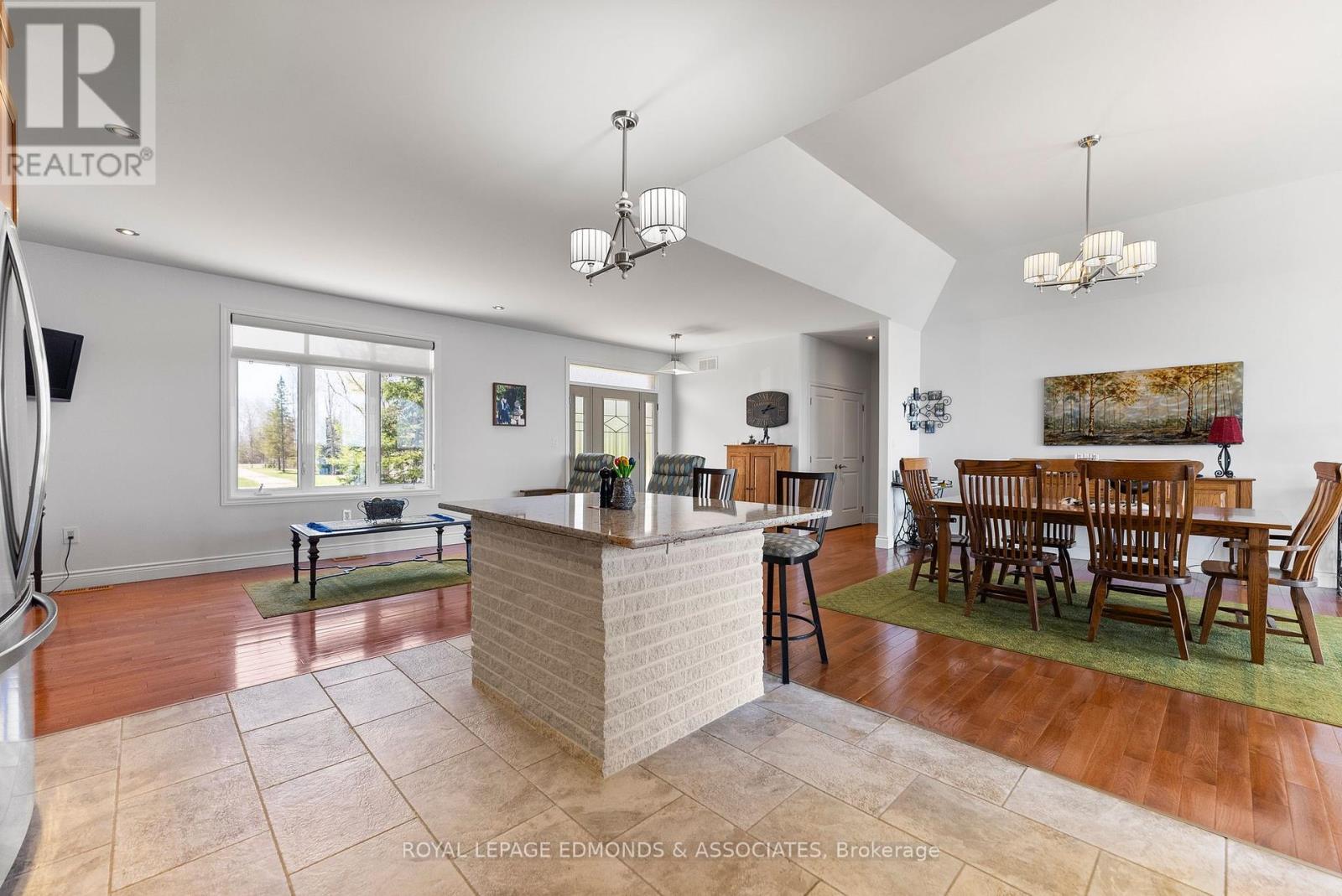 












393 HAZLEY BAY DRIVE

,
Laurentian Valley,




Ontario
K8A6W2

