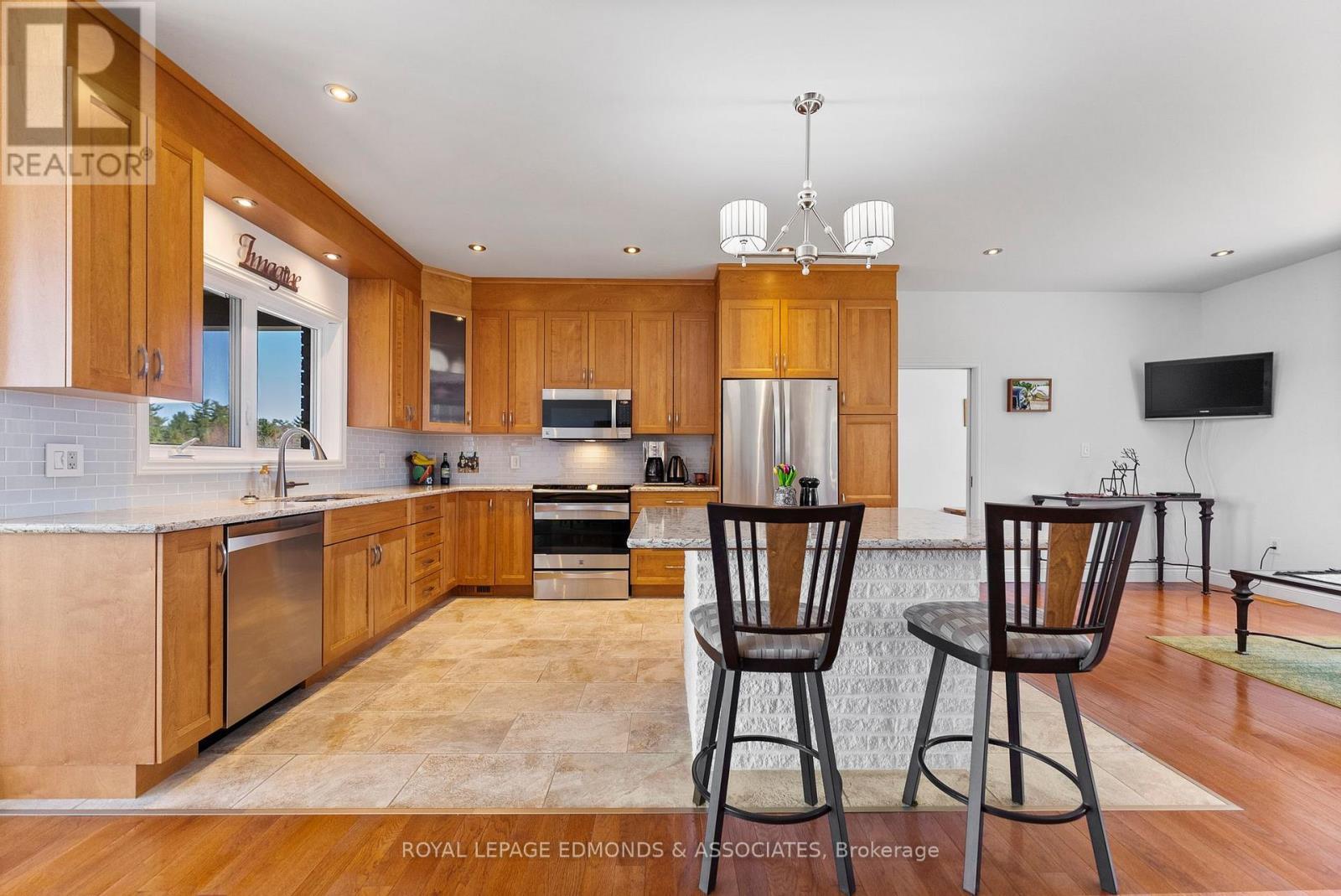 












393 HAZLEY BAY DRIVE

,
Laurentian Valley,




Ontario
K8A6W2

