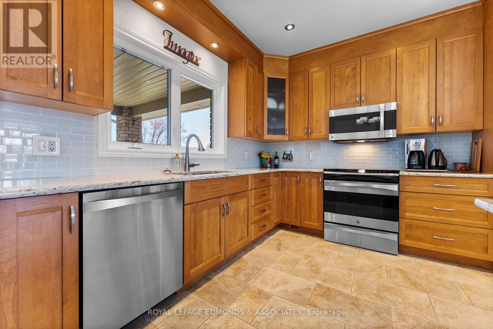 












393 HAZLEY BAY DRIVE

,
Laurentian Valley,




Ontario
K8A6W2

