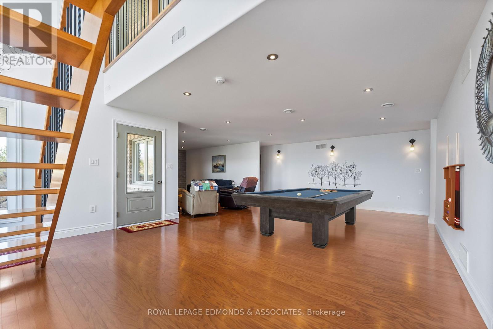 












393 HAZLEY BAY DRIVE

,
Laurentian Valley,




Ontario
K8A6W2

