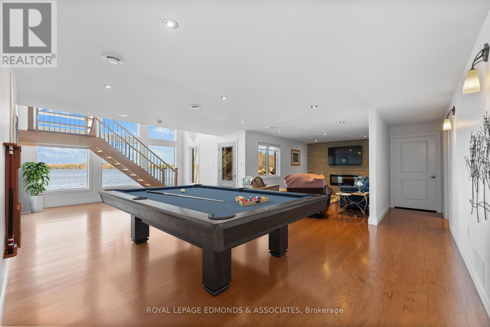 












393 HAZLEY BAY DRIVE

,
Laurentian Valley,




Ontario
K8A6W2

