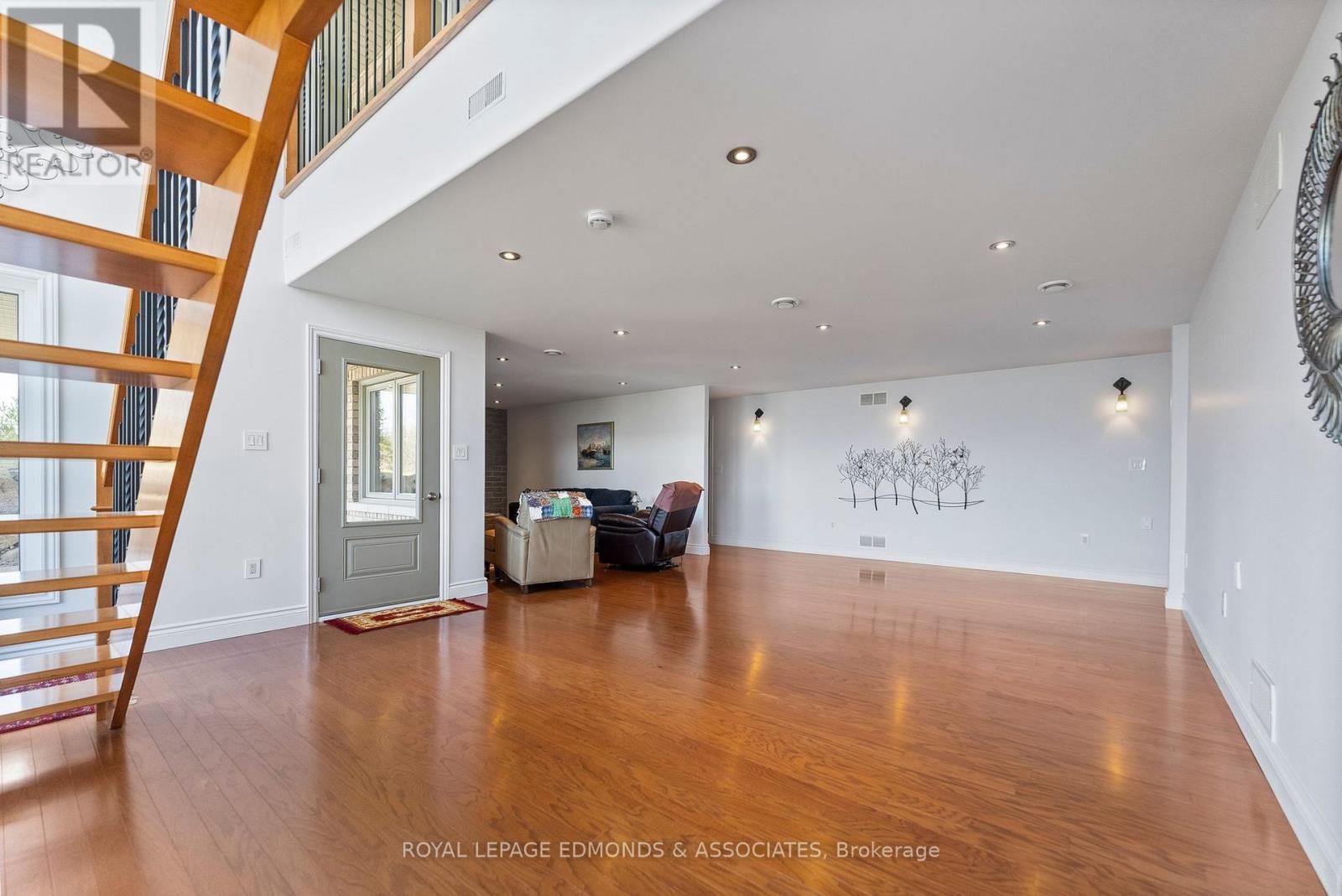 












393 HAZLEY BAY DRIVE

,
Laurentian Valley,




Ontario
K8A6W2

