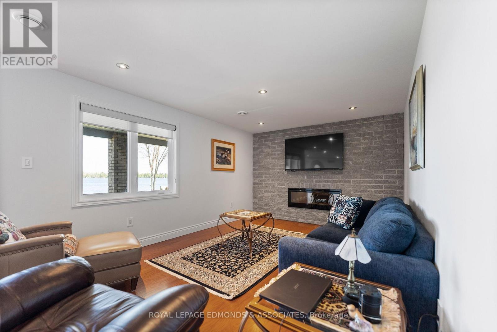 












393 HAZLEY BAY DRIVE

,
Laurentian Valley,




Ontario
K8A6W2

