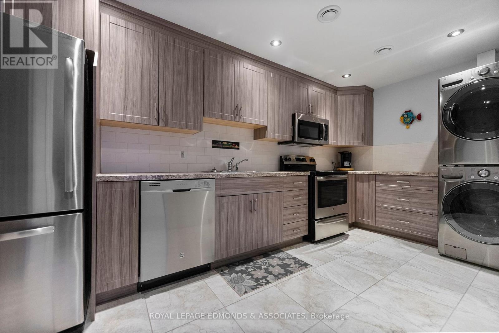 












393 HAZLEY BAY DRIVE

,
Laurentian Valley,




Ontario
K8A6W2

