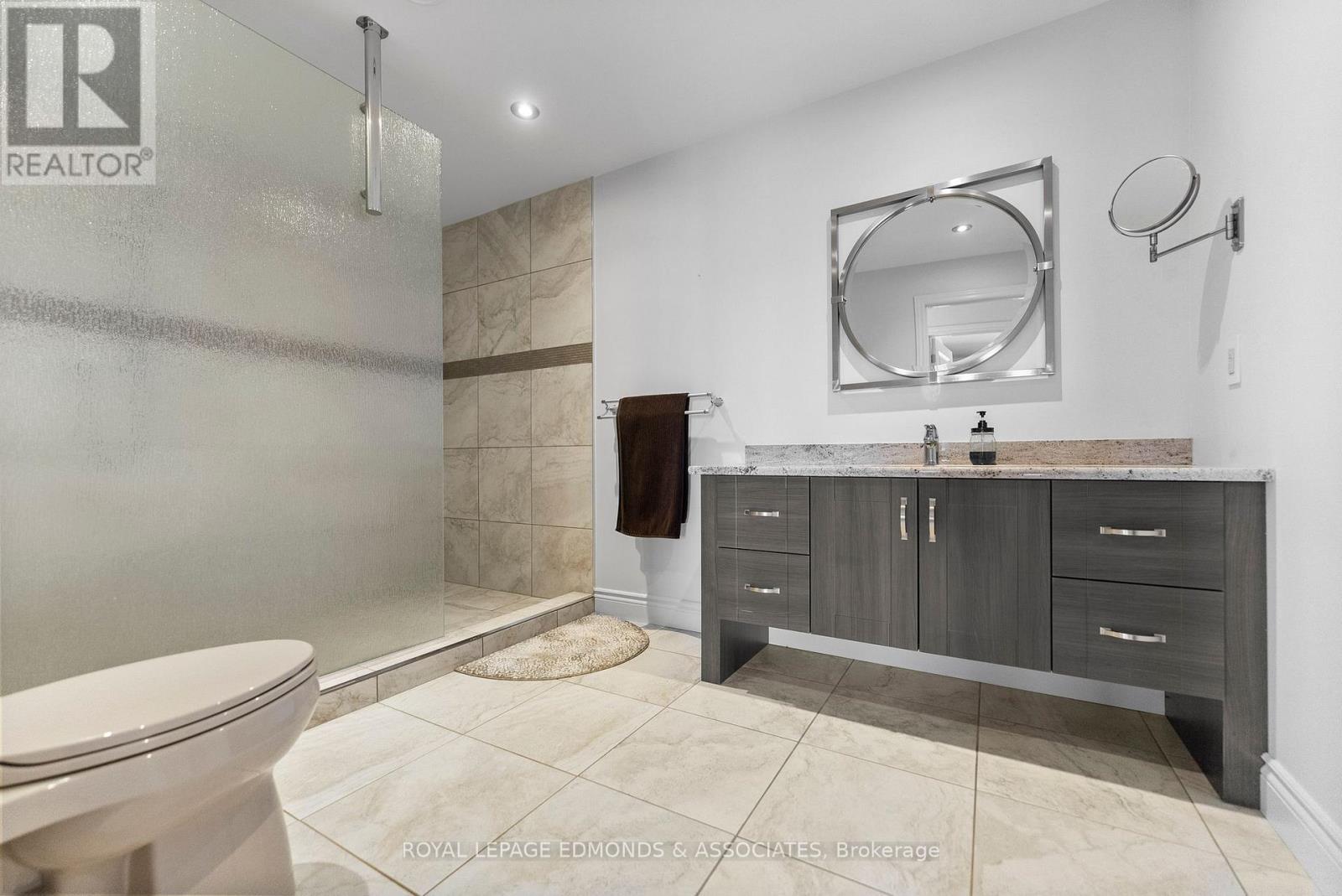 












393 HAZLEY BAY DRIVE

,
Laurentian Valley,




Ontario
K8A6W2

