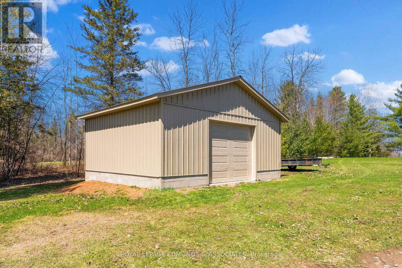 












393 HAZLEY BAY DRIVE

,
Laurentian Valley,




Ontario
K8A6W2

