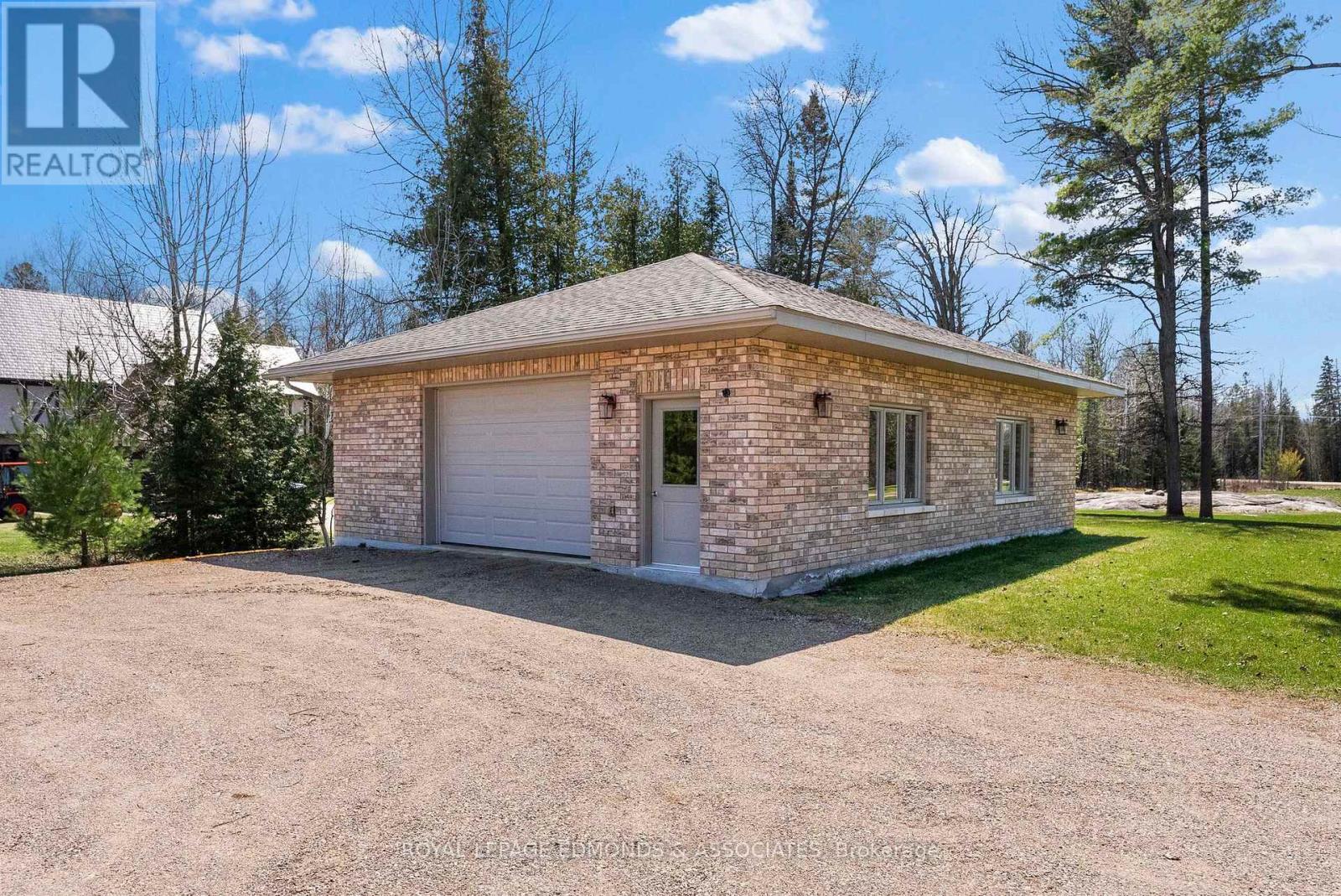 












393 HAZLEY BAY DRIVE

,
Laurentian Valley,




Ontario
K8A6W2

