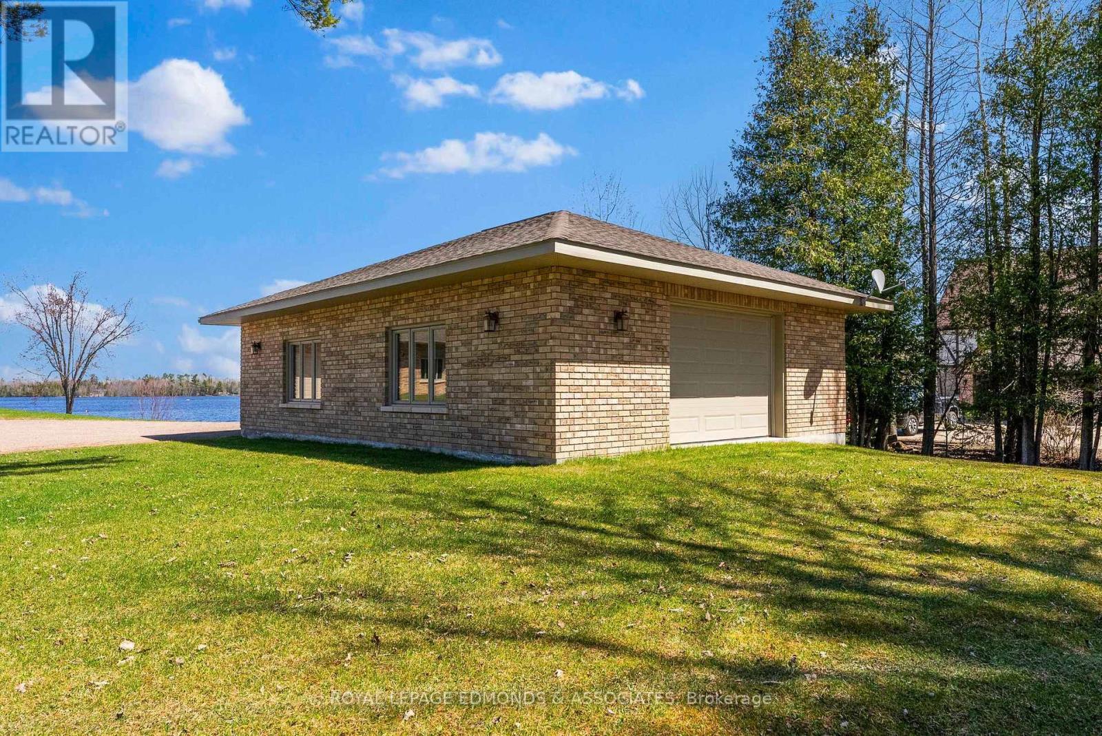 












393 HAZLEY BAY DRIVE

,
Laurentian Valley,




Ontario
K8A6W2

