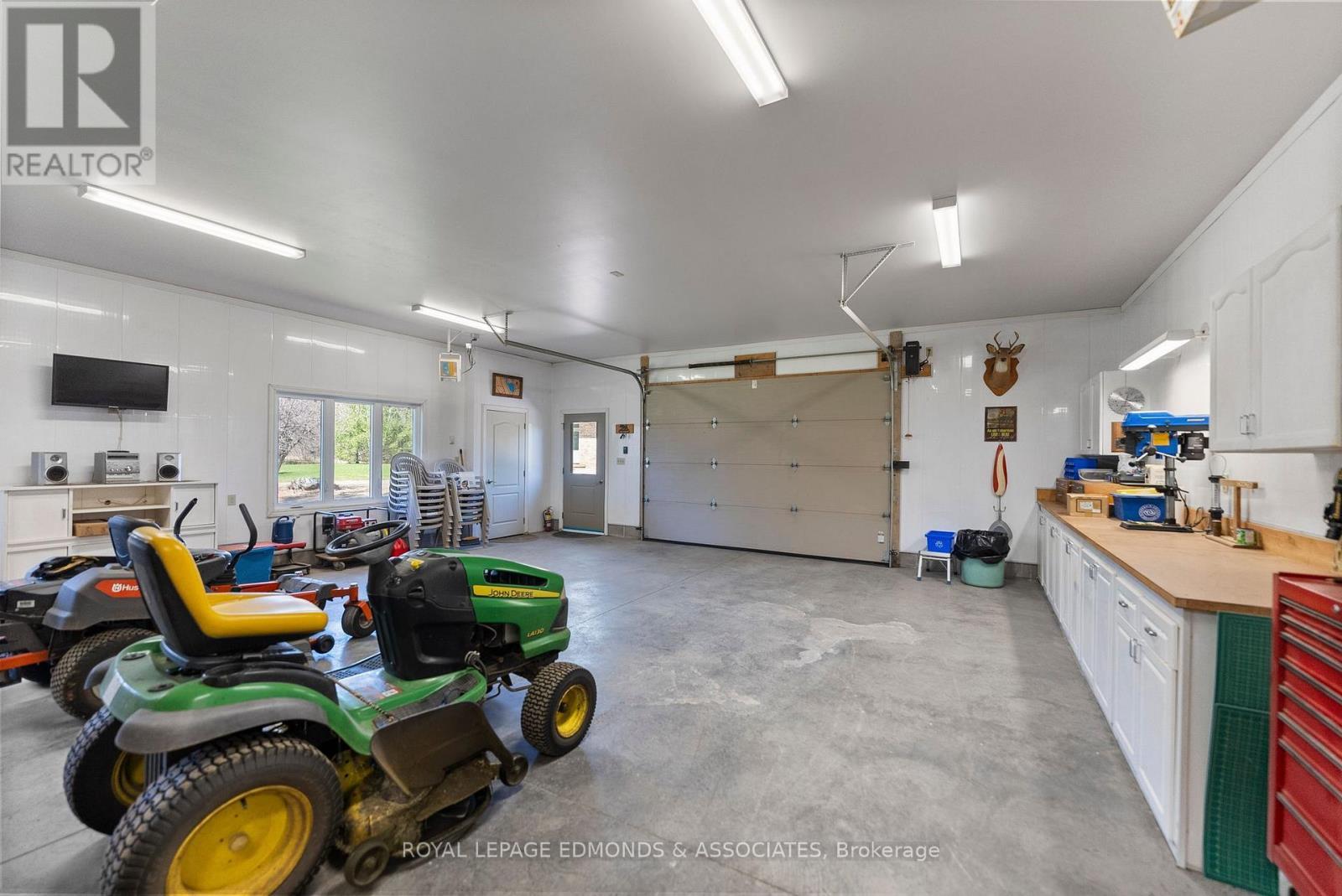 












393 HAZLEY BAY DRIVE

,
Laurentian Valley,




Ontario
K8A6W2

