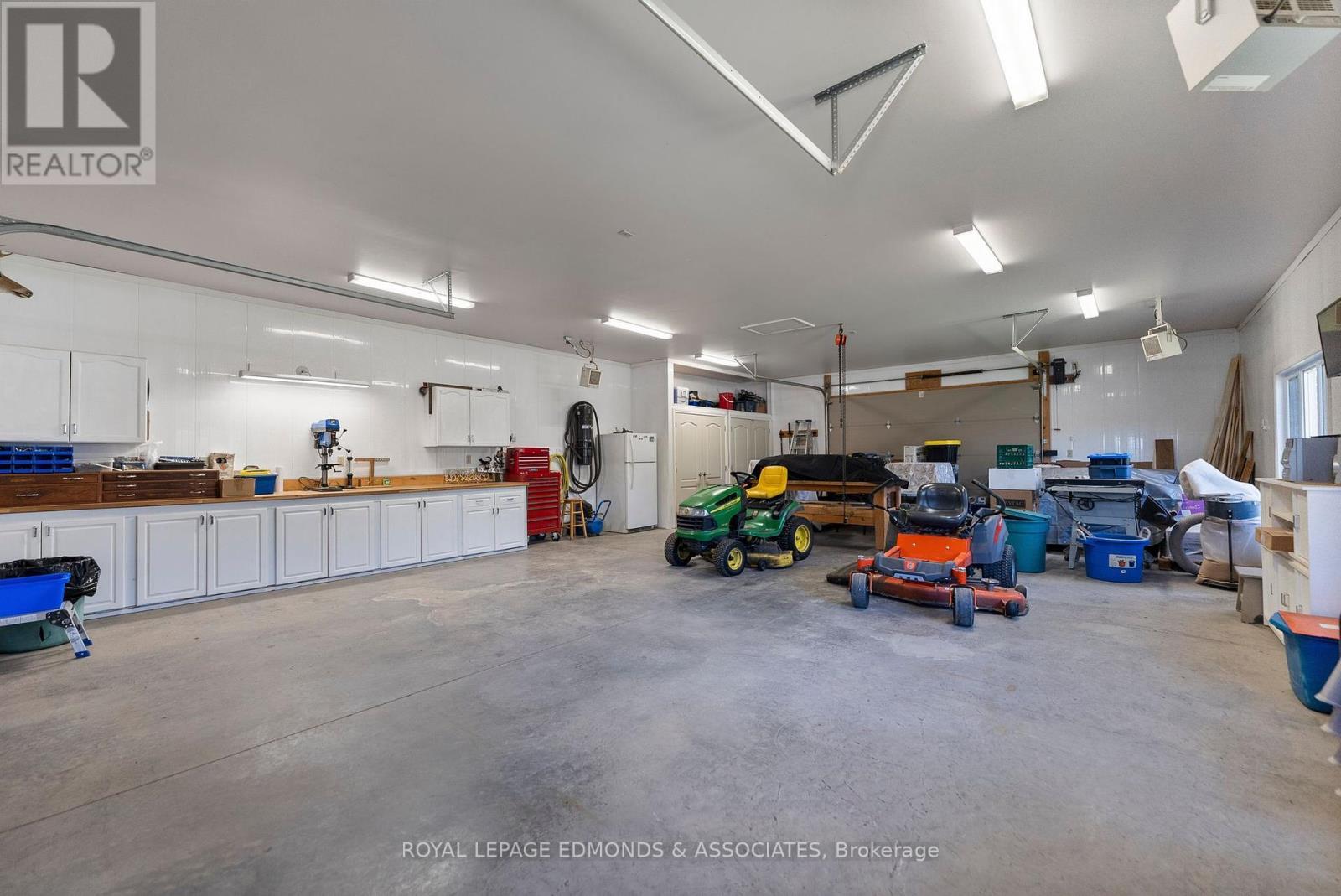 












393 HAZLEY BAY DRIVE

,
Laurentian Valley,




Ontario
K8A6W2

