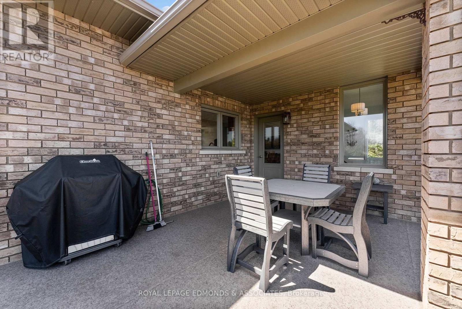 












393 HAZLEY BAY DRIVE

,
Laurentian Valley,




Ontario
K8A6W2

