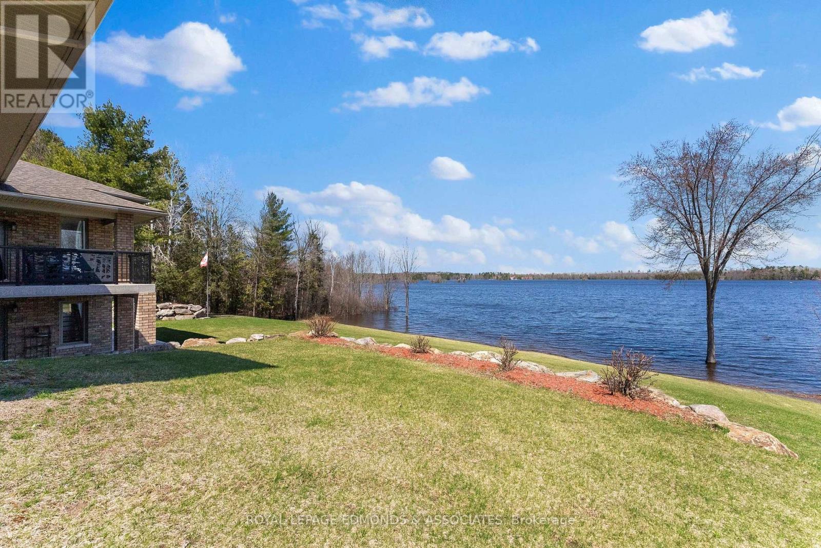 












393 HAZLEY BAY DRIVE

,
Laurentian Valley,




Ontario
K8A6W2

